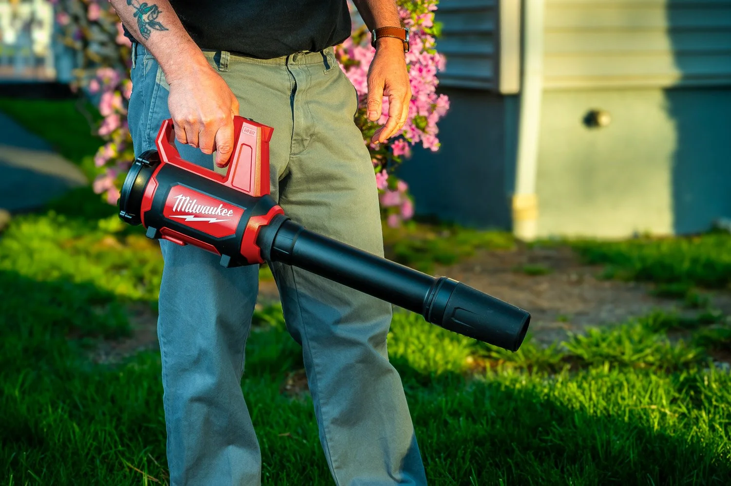 Milwaukee Tools M12™ Compact Spot Blower in action