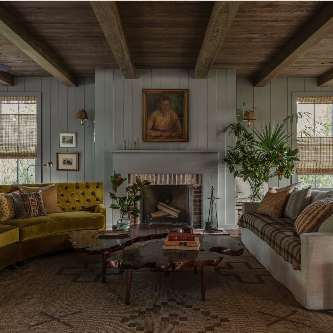 A haven from that blazing southern sun these gathering spaces are ready for family gatherings.  Can you see the river? (yep, from every room.)

Interiors: @logankilleninteriors 
📸: @jmarquephoto 

#love #ruralluxury #instahome #renovation  #lifestyl