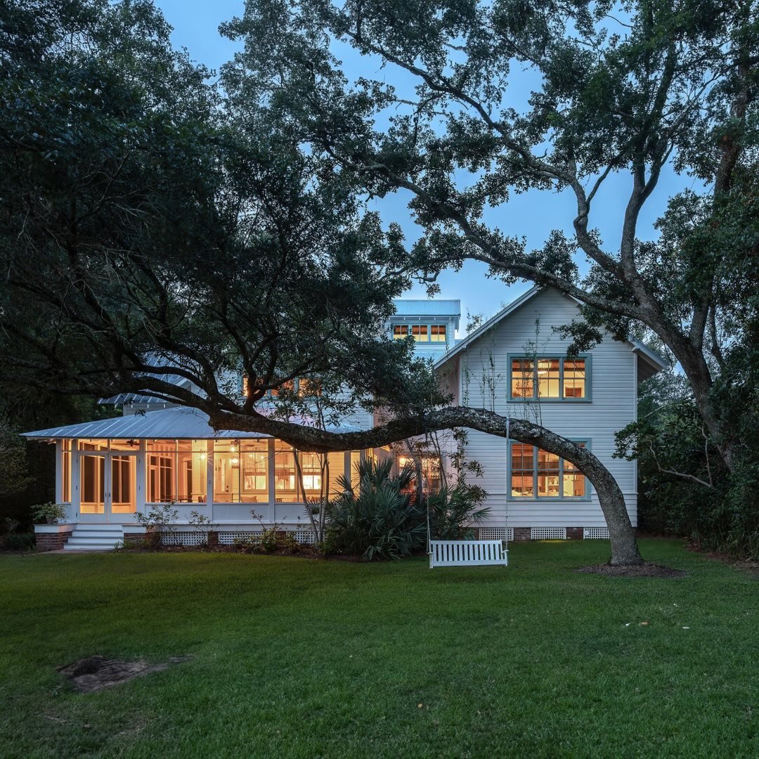 The old oak trees on this property told us just where to put this warm family lakehouse addition. &hellip;

Interiors: @logankilleninteriors 
📸: @jmarquephoto

#love #ruralluxury #instahome #renovation  #lifestyle #realestate #alabamacrimsontide #Al