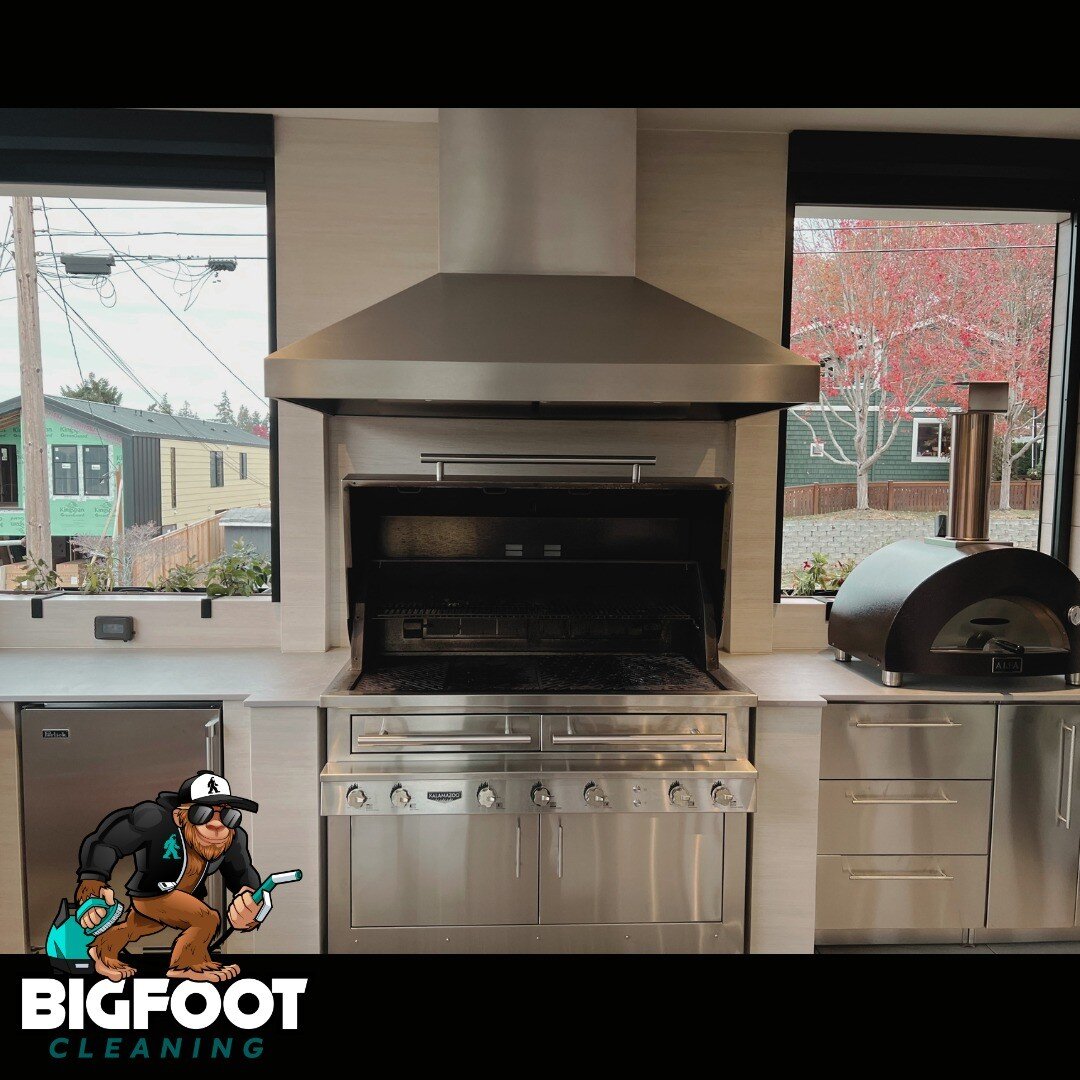 This spectacular indoor/outdoor kitchen features a Kalamazoo Hybrid Fire Grill that can cook with any combination of gas, wood and charcoal. 🔥🔥🔥