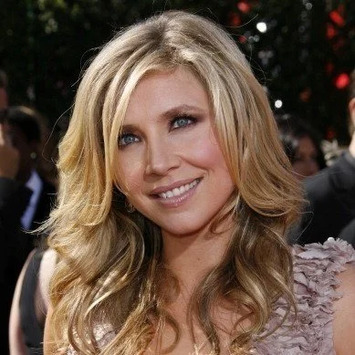 sarah-chalke-emmys-pink-ruffles.jpeg