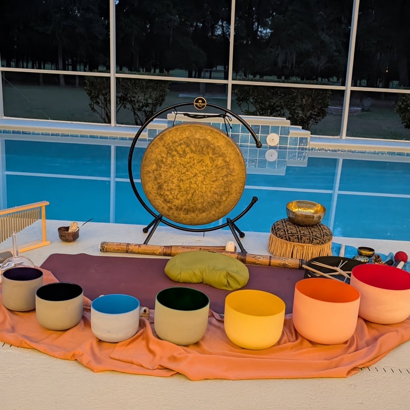 There are many ways to set up a healing journey, Thai massage, sound healing, yoga. It's a unique and adaptable experience. Creating an environment conducive to healing, that's my job.
#safespace #pridemonth #soundhealing #massagetherapist #massage
