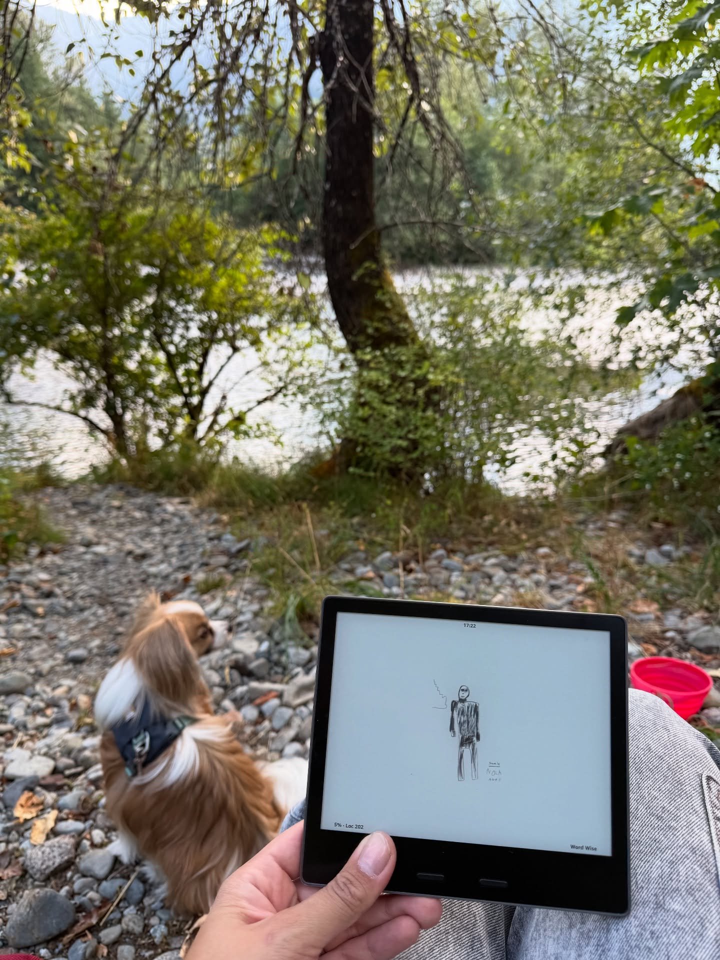Found ourselves a cozy spot along the river for some reading (me) and relaxing (Monarque, the less bookish of the two of us) 🏞️