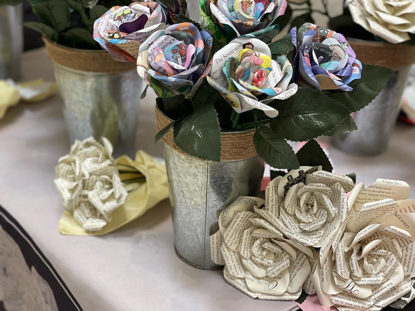 How incredible are these paper flowers? And just in time for spring! Who wants a bouquet from @literaryblooms 💐 😍