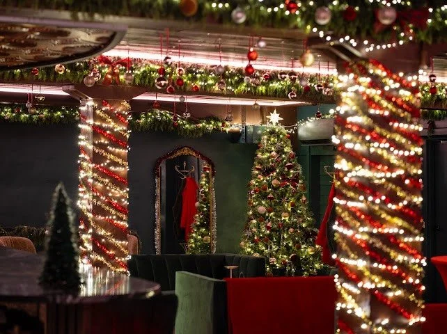 Christmas here just hits different! #lounge #privateclub #privatelounge #speakeasy #spokane #spokanespeakeasy #spokanelife #downtownspokane #pnw 📸: @chauphotola