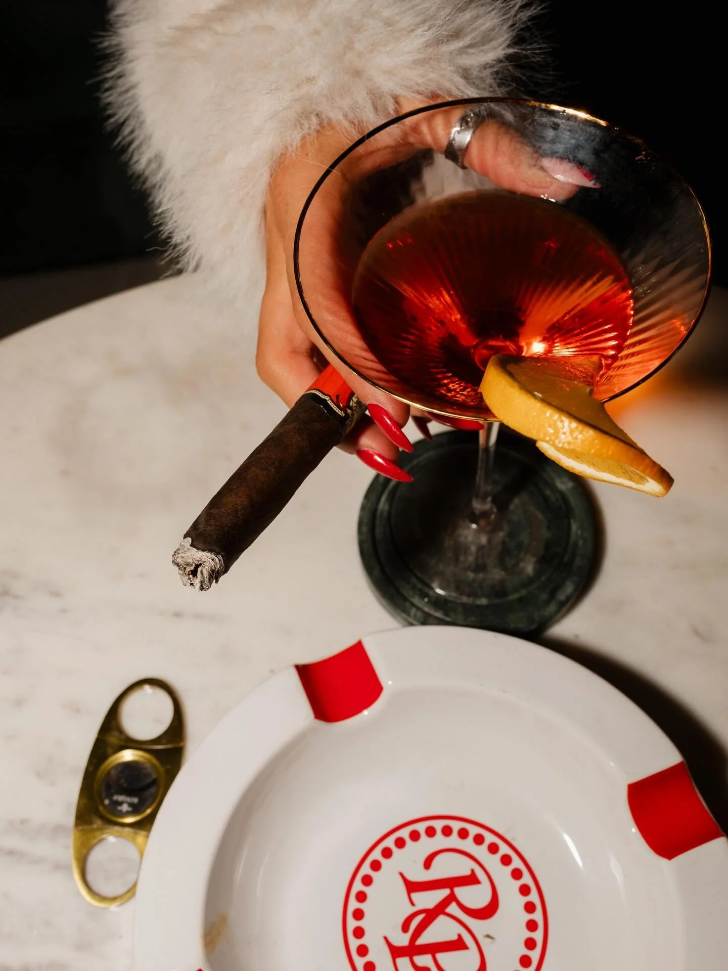 Nothing but class. A drink in hand with a good cigar and the night is exactly as it should be. 📸: @tessfarnsworth 
#LateArrivalClub #CigarLounge #SpokaneNights #LuxuryLifestyle #EveningVibes #CraftCocktails #CigarCulture #MembersOnly #LoungeLife #sp