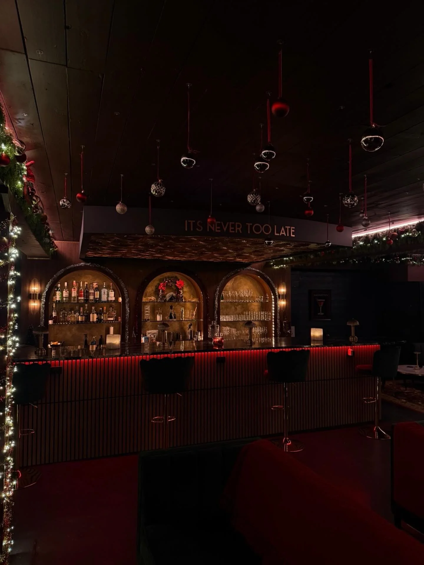 Moody Christmas vibes #spokane #privateclub #cigarlounge #cigar #socialclub #speakeasy #private #spokanewa 

📸: @fionaantonucci