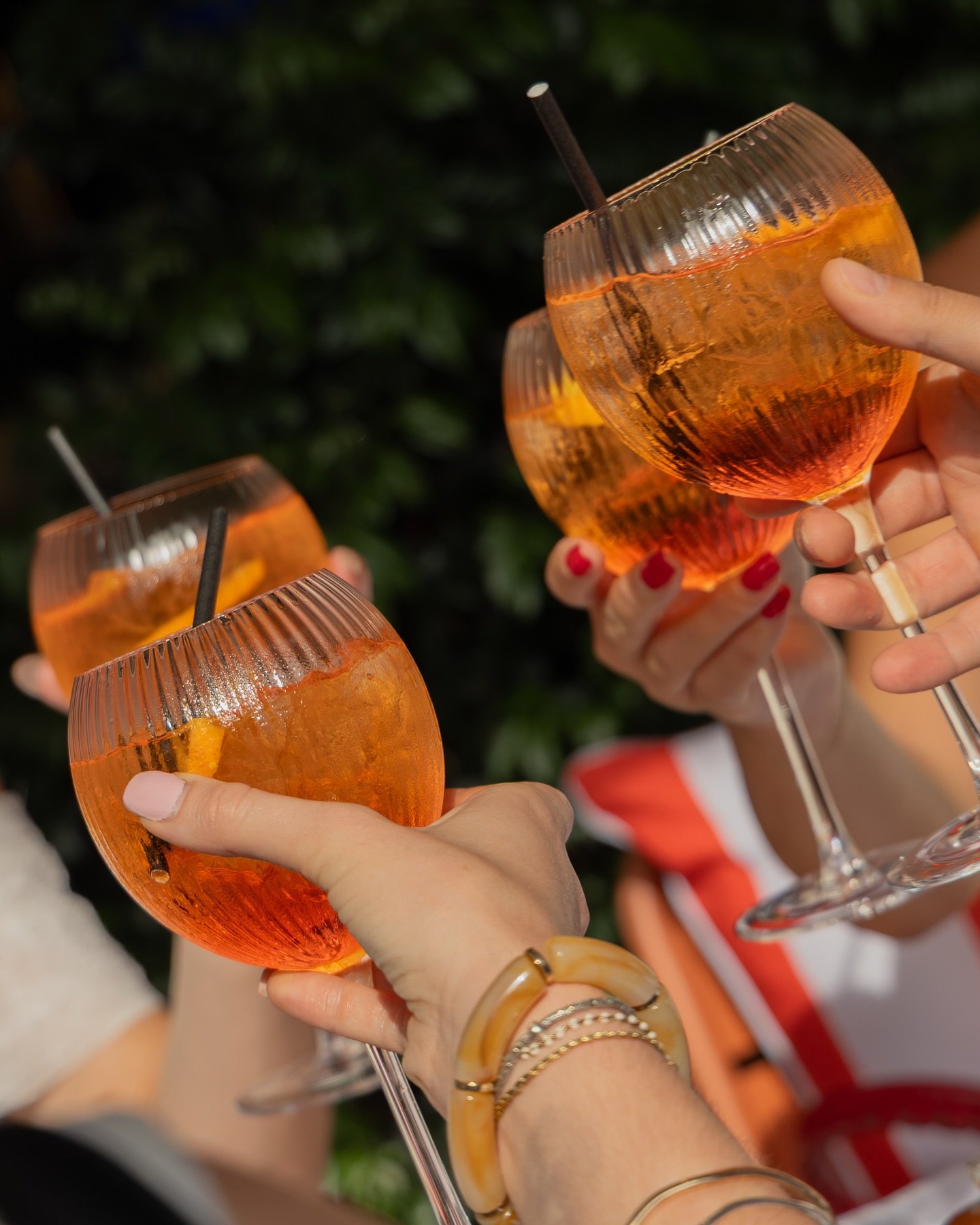 It&rsquo;s not too early in the week to be thinking about a sunset spritz...right? 👀

Aeperol hour captured for @sardonoosa