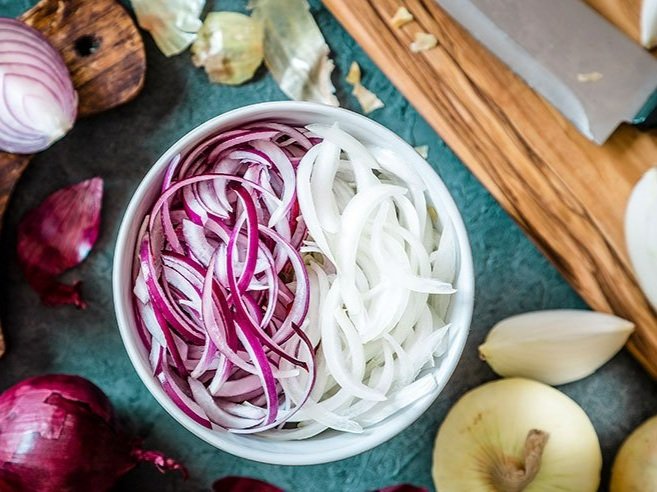 red-white-chopped-onions-732-549-feature-thumb.jpg