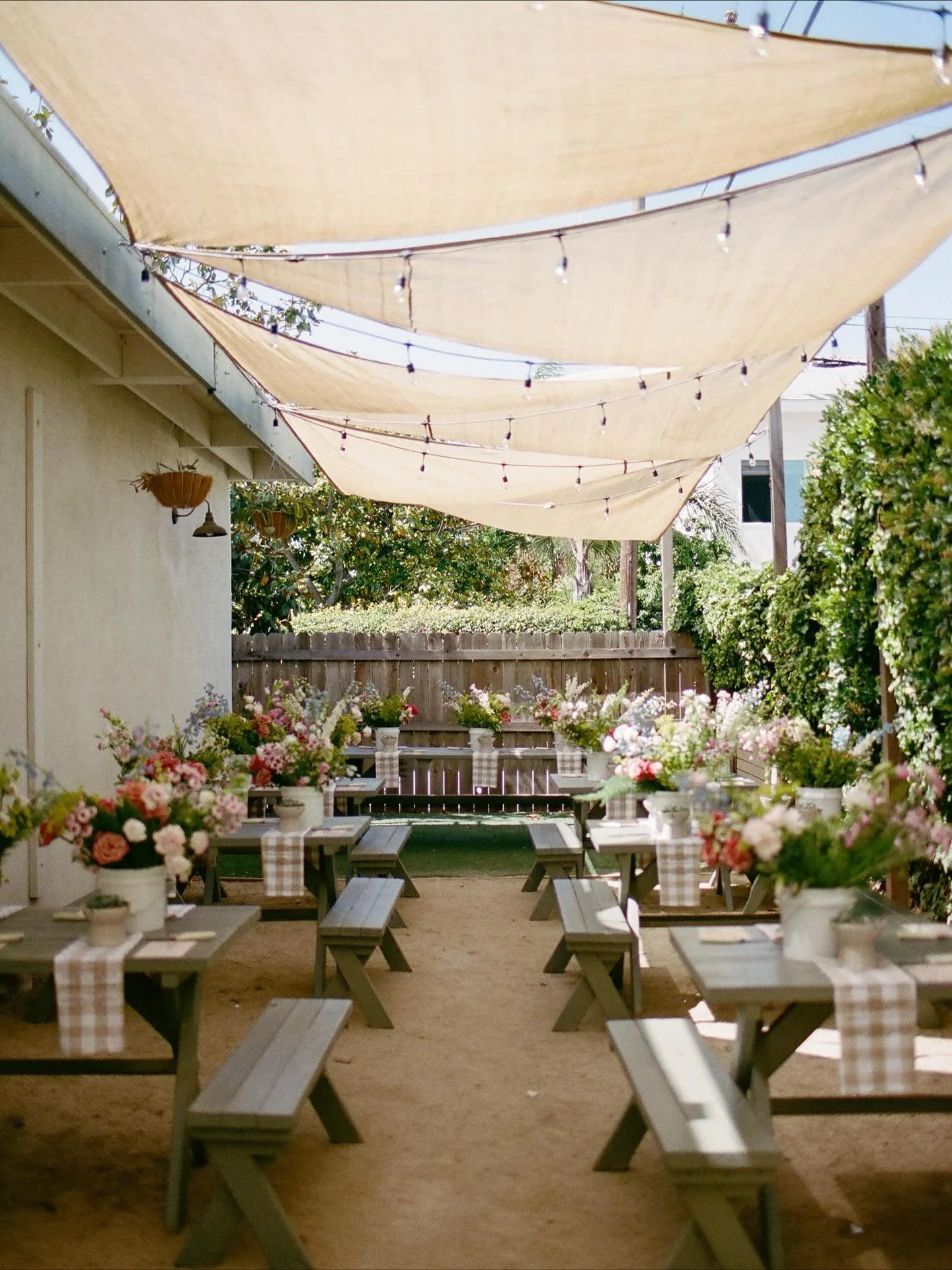 Snippets from our sweet late spring flowering class!✨

It was such a treat to be able to host alongside @anoushigevents in the back space of @neat.coffee🌸 From the get-go Ashley and I were set on every inch of this class being intentional. We were l