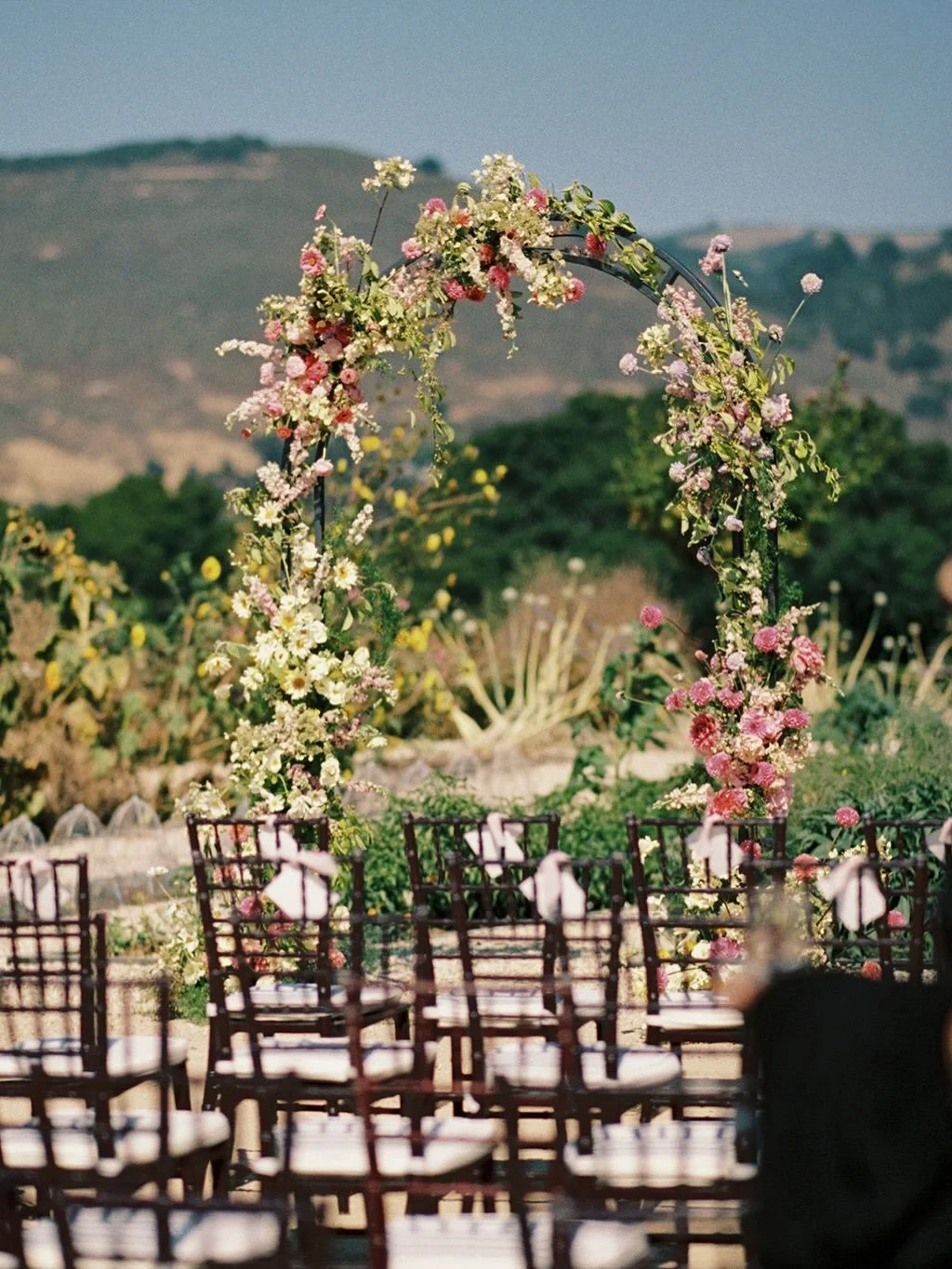 Something about this time of year &amp; August makes me reminisce to long summer days💘

Been a while, but still not over this one. 
Let&rsquo;s do it again @kellypatriceevents &amp; @maggarooo?✨

Planning &amp; design by @kellypatriceevents 
Photogr