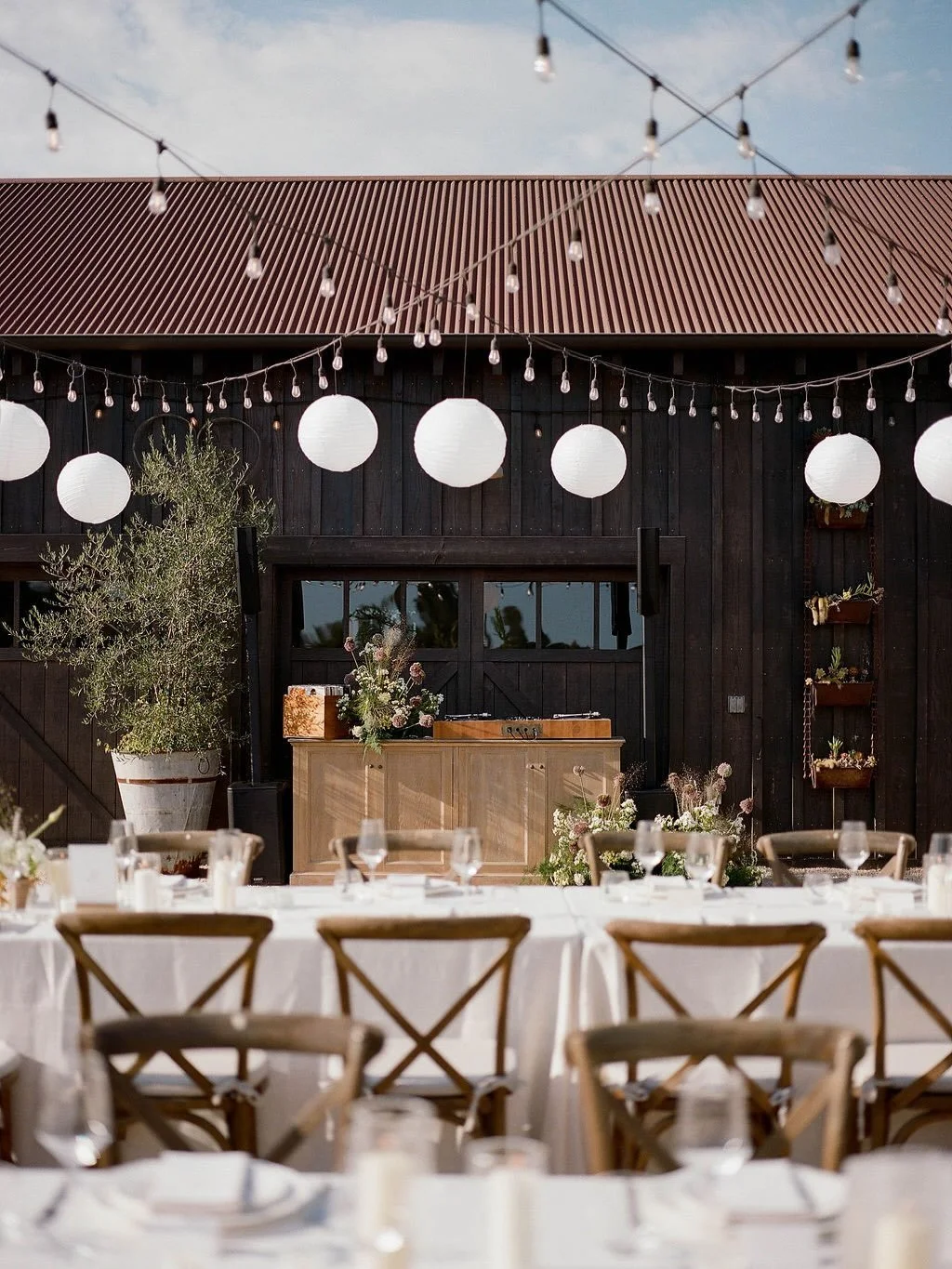 Minimal, texture, &amp; timeless for K+J🕊️

Lovely Photography by @moniquebiancaphoto 
Floristry @bygeorgiadouglas 
Planning @hoste_events 
Hair stylist @iamyannely 
Private Estate Venue
