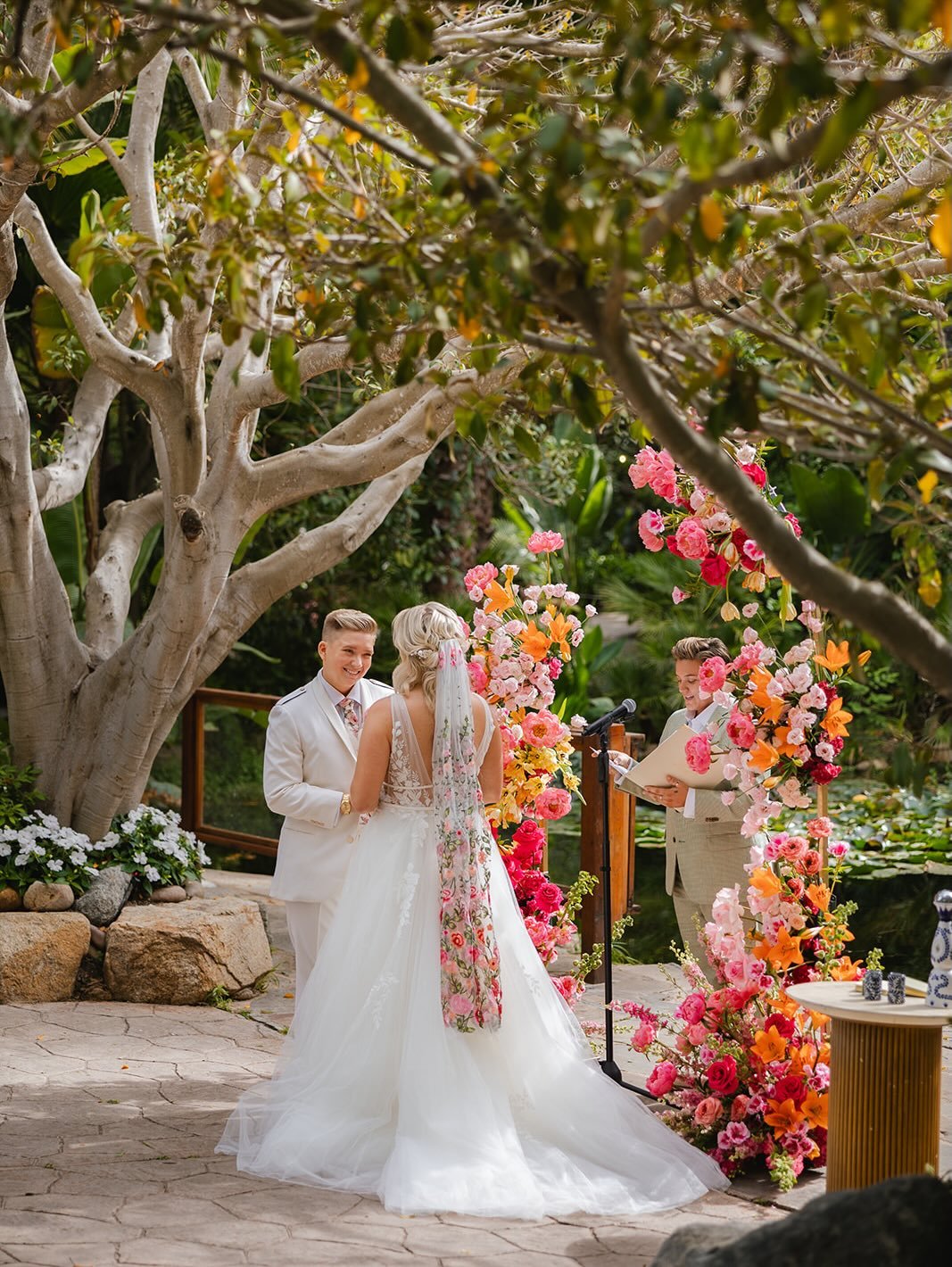 Some love never gets old💘

Venue | @botanicathevenue
Wedding photography and videography | @pamelatatz
Photo support team | @jyumduh@jennychou.photo
@thelibracreative
Florist | @bygeorgiadouglas 
Hair colorist | @demitrarae
Hair stylist /@touch.of.r