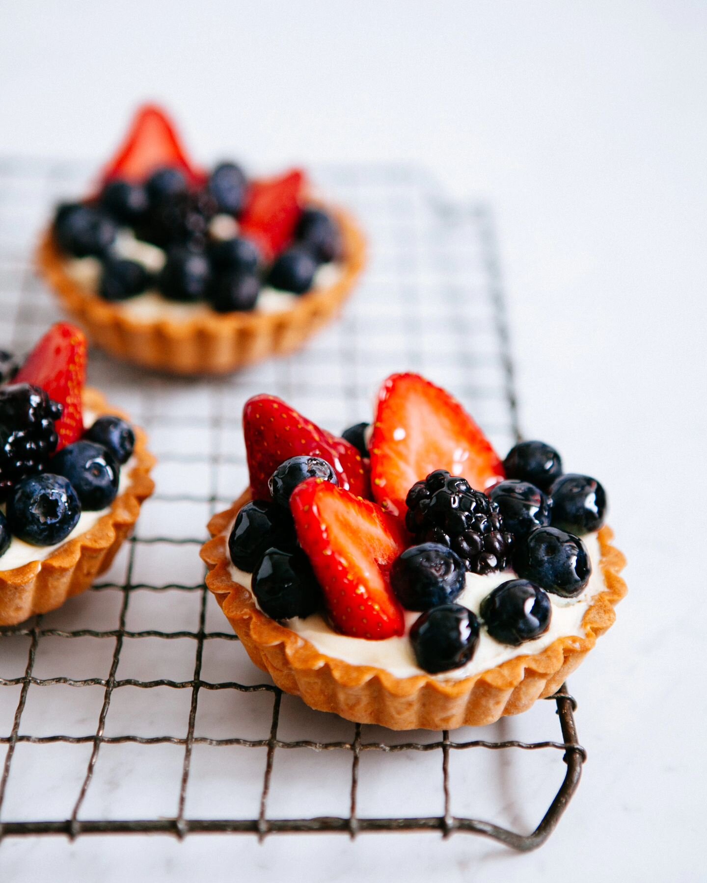 It's never too early to have fruit tarts, right?

#rowaleephography