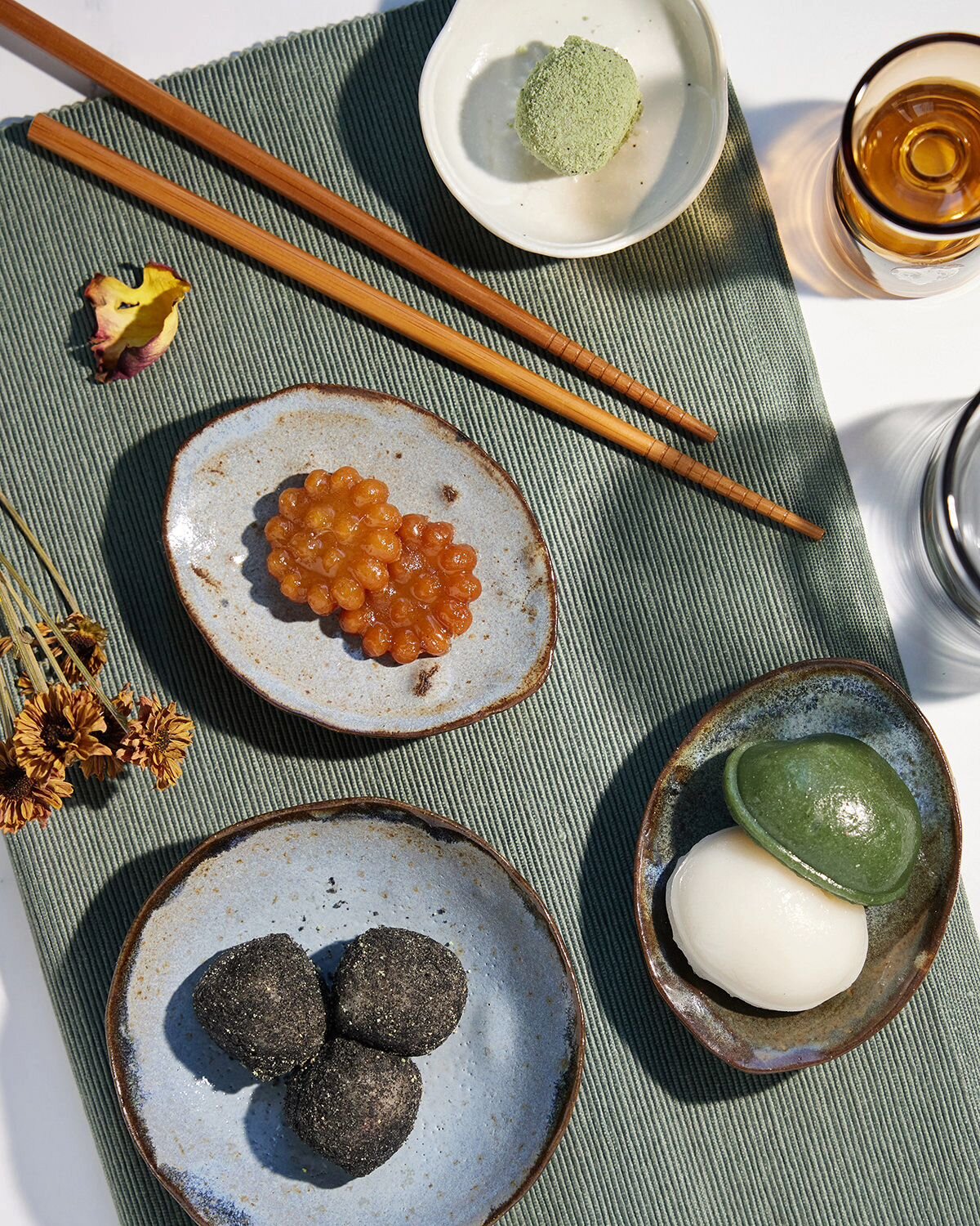 Happy Lunar New Year! 🎉 

A Picnic with a few Korean staple desserts

Kyung Dan
Korean rice cake balls

Yakgwa
Deep fried wheat-based hwagwa (types of Korean confections) dipped in honey and ginger juice (my fav!!)

Baram Tteok
Translating to Wind (