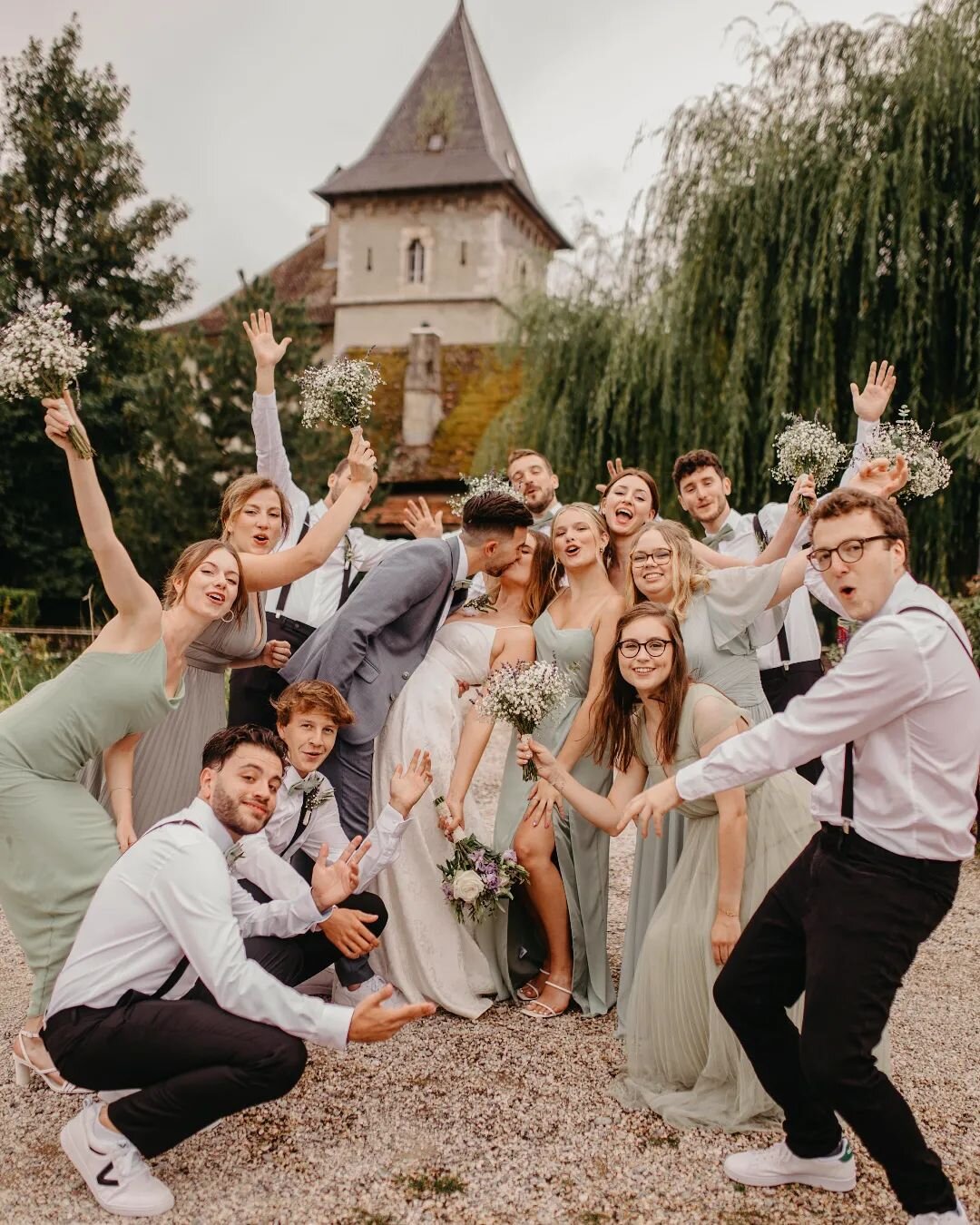 Sarah et Celestin se sont mari&eacute;s &agrave; la fronti&egrave;re Suisse &agrave; la fin de mois de juillet, au ch&acirc;teau de St-Sixt que j'affectionne tant ❤

Un petit avant go&ucirc;t pour eux avant de d&eacute;couvrir tr&egrave;s prochaineme