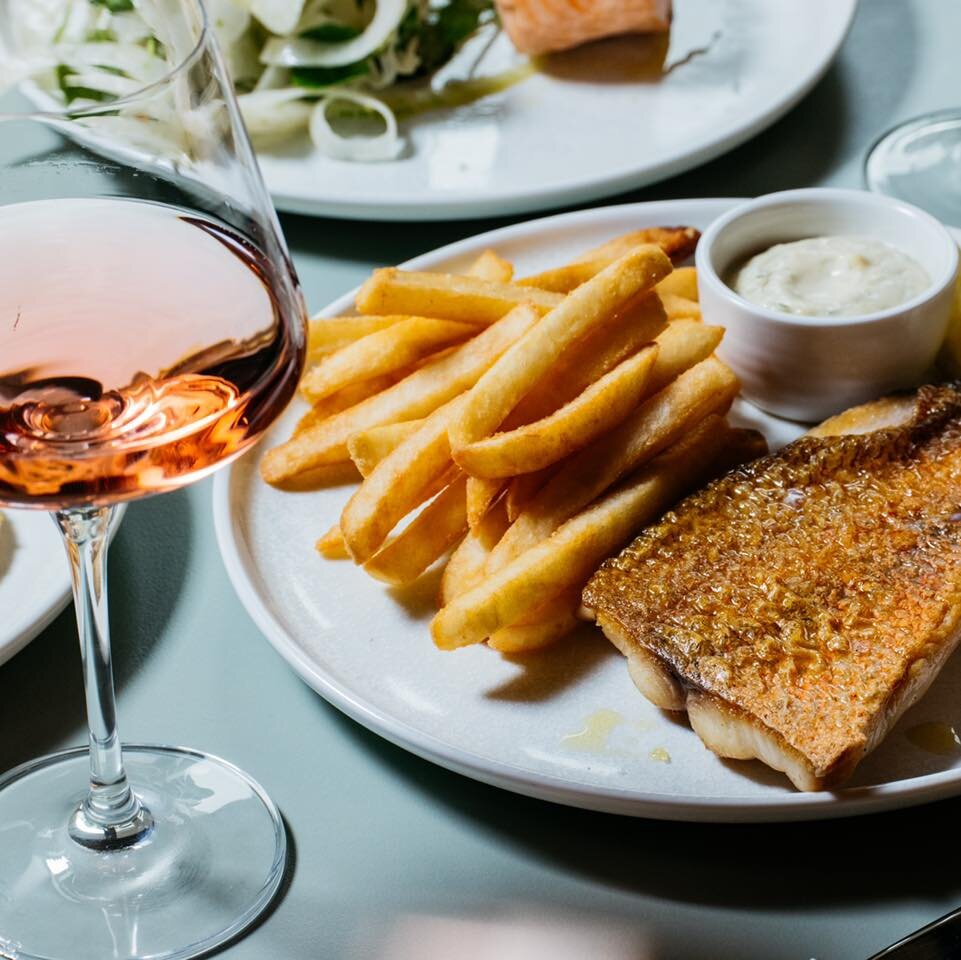 Our grilled fish features a variety of fresh catches, including; 

- North QLD Barramundi 
- Snapper 
- Huon, Tasmanian Salmon 
- Peppered Ruby Tuna 

Enjoy it with either signature chips and lemon, or a mixed leaf salad 🍃 🐠 

#freshseafood #sydney