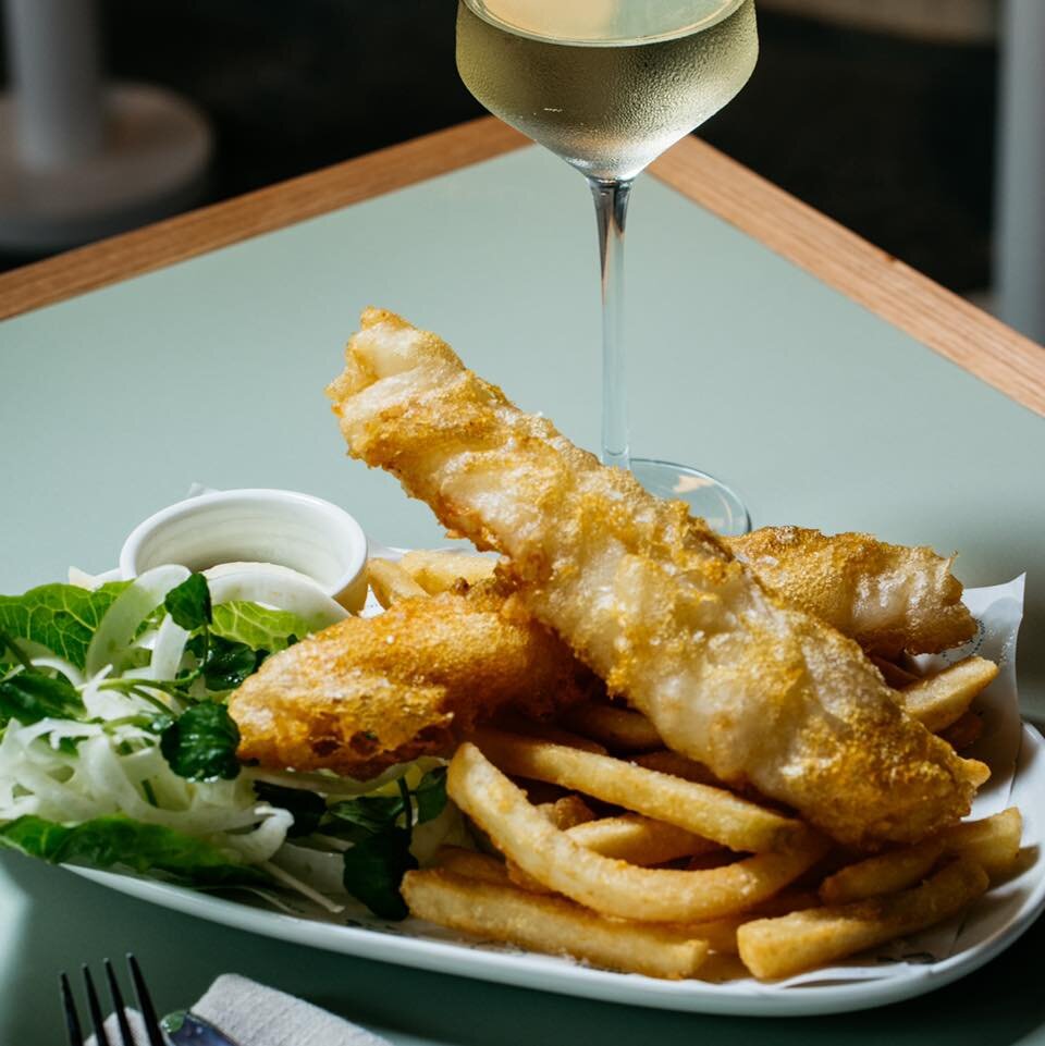 Dive into gluten-free deliciousness with our Fish Face fish and chips! 🐟🍟

Say goodbye to gluten, and hello to flavor-packed, crispy golden goodness 🌊

Catch the wave of gluten-free indulgence at @fishfacebalgowlah 

#glutenfreegourmet #fishfacefa