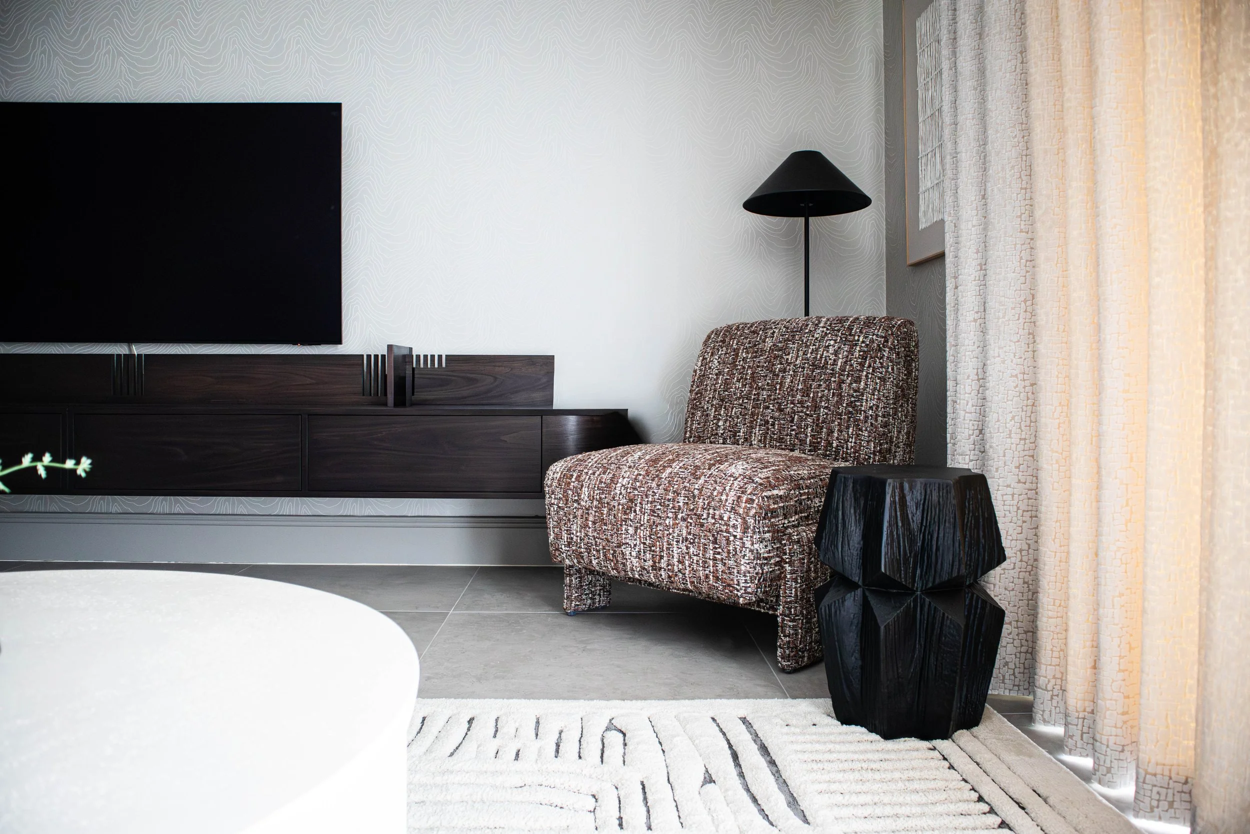Modern contemporary living room with textured furniture and warm minimalist styling by Cambridge interior designer Pinterior.