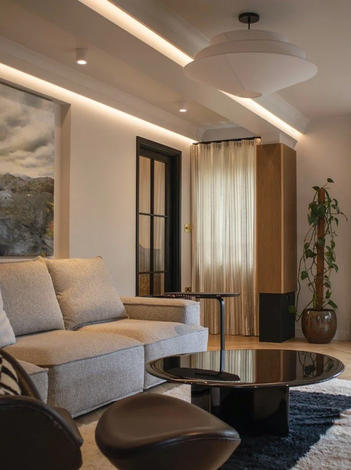 Interior designer Cambridge – calm, architectural living room with bespoke layout and natural light.