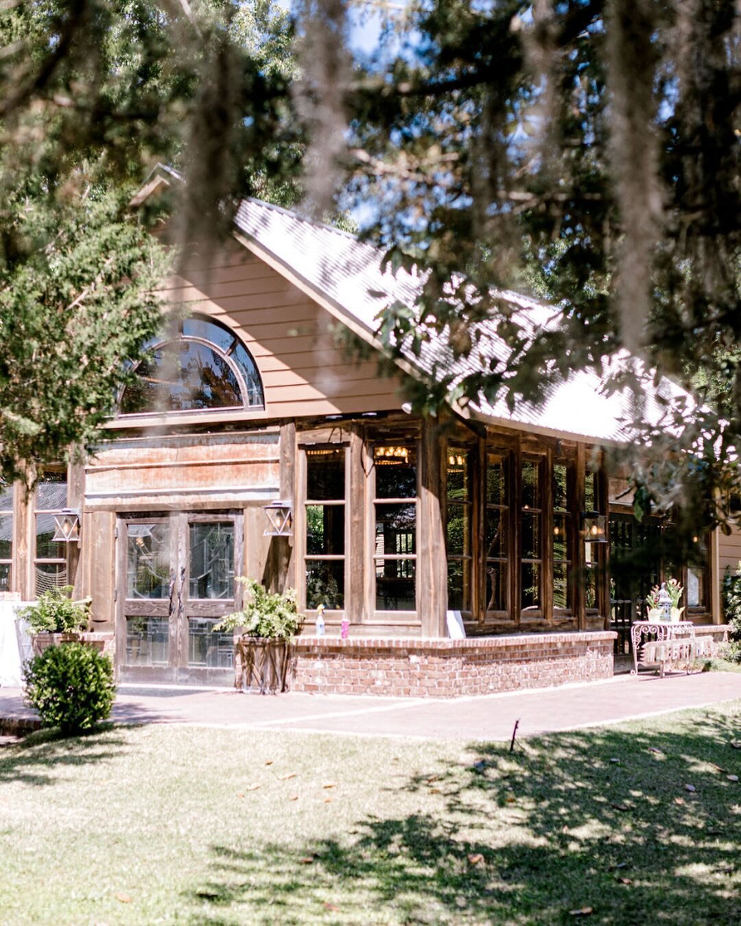 Is anybody else ready for winter to be gone and summer temps to come back? ☀️ 
.
.
.
#savannahweddings #savannahwedding #savannahproposal #Savannahphotographer #supportsmallbusiness #lowcountryweddingphotographer #groom  #savannahweddingvendor #savan