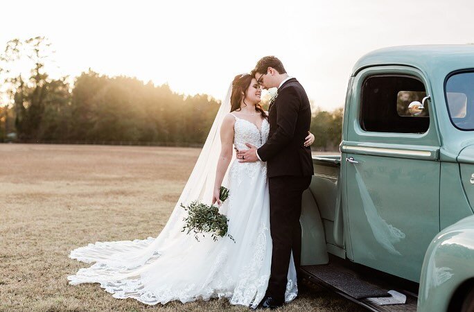 Dream light. Dream car. Dream couple. 🫶🏻
.
.
.
#savannahweddings #savannahwedding #savannahproposal #Savannahphotographer #supportsmallbusiness #lowcountryweddingphotographer #groom  #savannahweddingvendor #savannahweddingphotographer #savannahelop