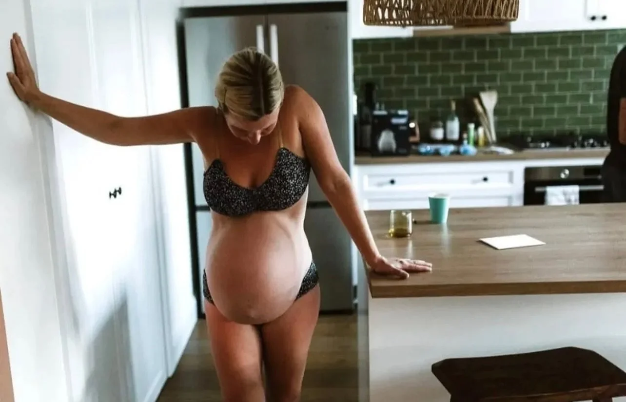 The uterus isn’t just a muscle — it’s the strongest muscle in the human body.
Right here, in her own kitchen, it’s working in perfect rhythm: contracting, thinning, opening.
No machines. No commands. Just physiology doing exac