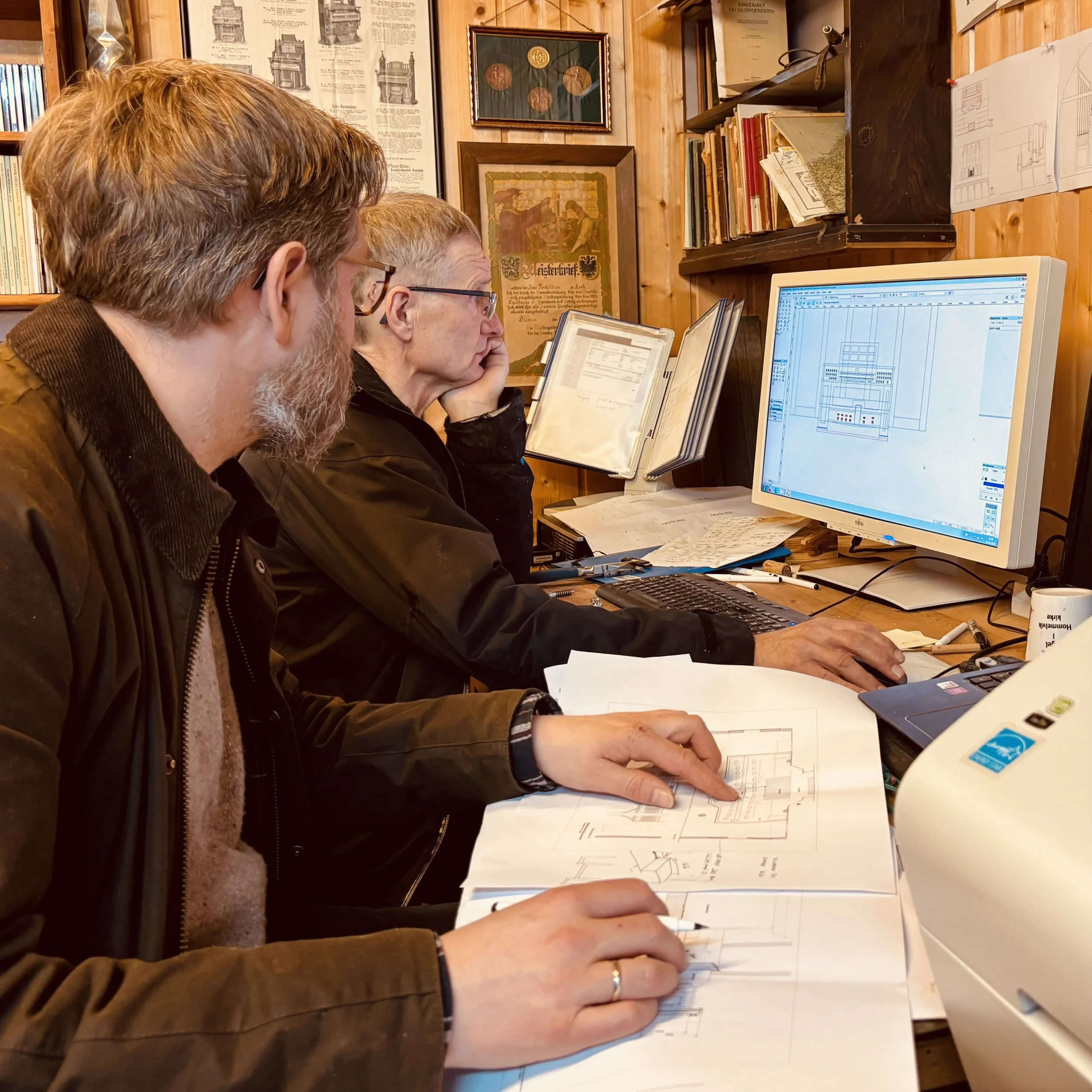 Arkitekt Tor-Magnus Horten og orgelbygger Jann-Magnar Fiskvik arbeider med fasaden (foto: vos)