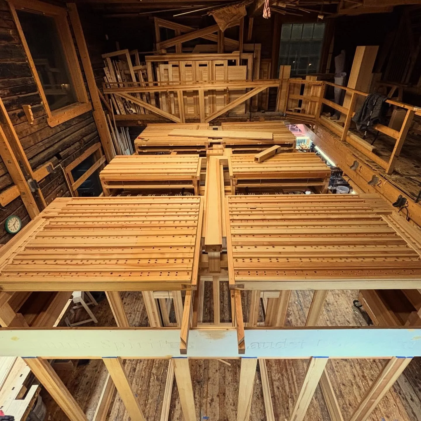 Hel ved! Det dufter av treverk! Orgelhus, piper, tangenter, belger, kanaler&hellip; Alt er bygget i treverk av beste kvalitet!