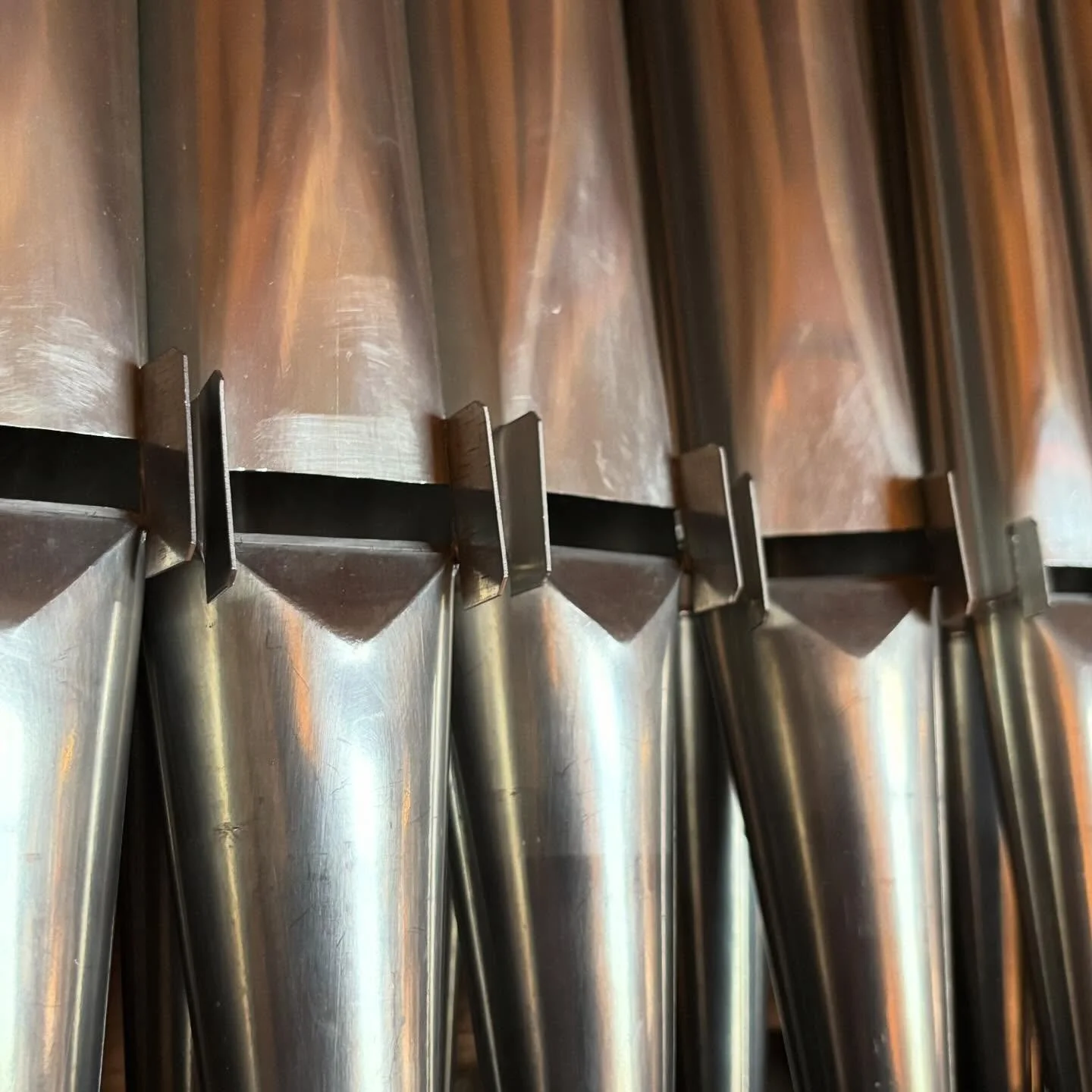 Av orgelets 1734 h&aring;ndlagde piper, best&aring;r mange av legeringen tinn og bly.