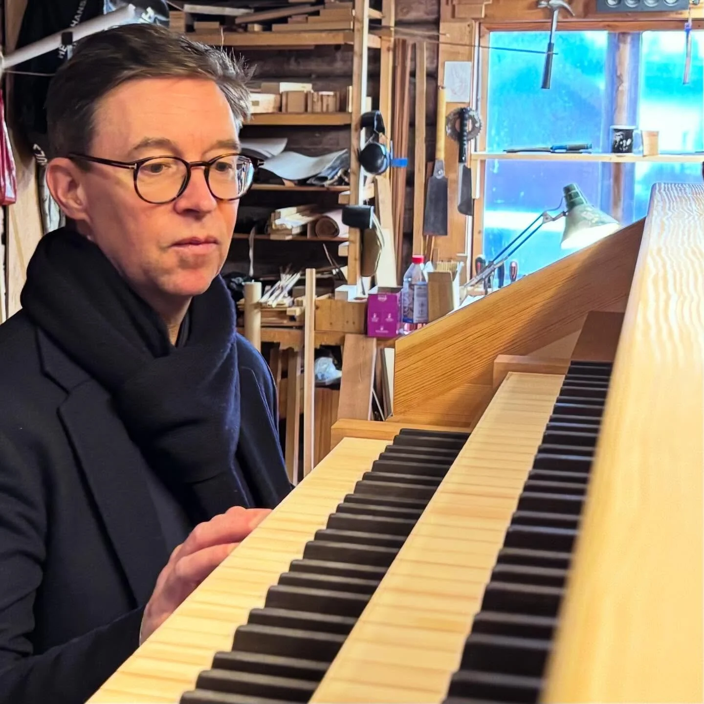 Spillebordet er selve cockpiten i orgelet og omtrent like avansert som i et fly. Den best&aring;r av klaviaturer, pedal, registertrekk og knapper for programmering av klangkombinasjoner.