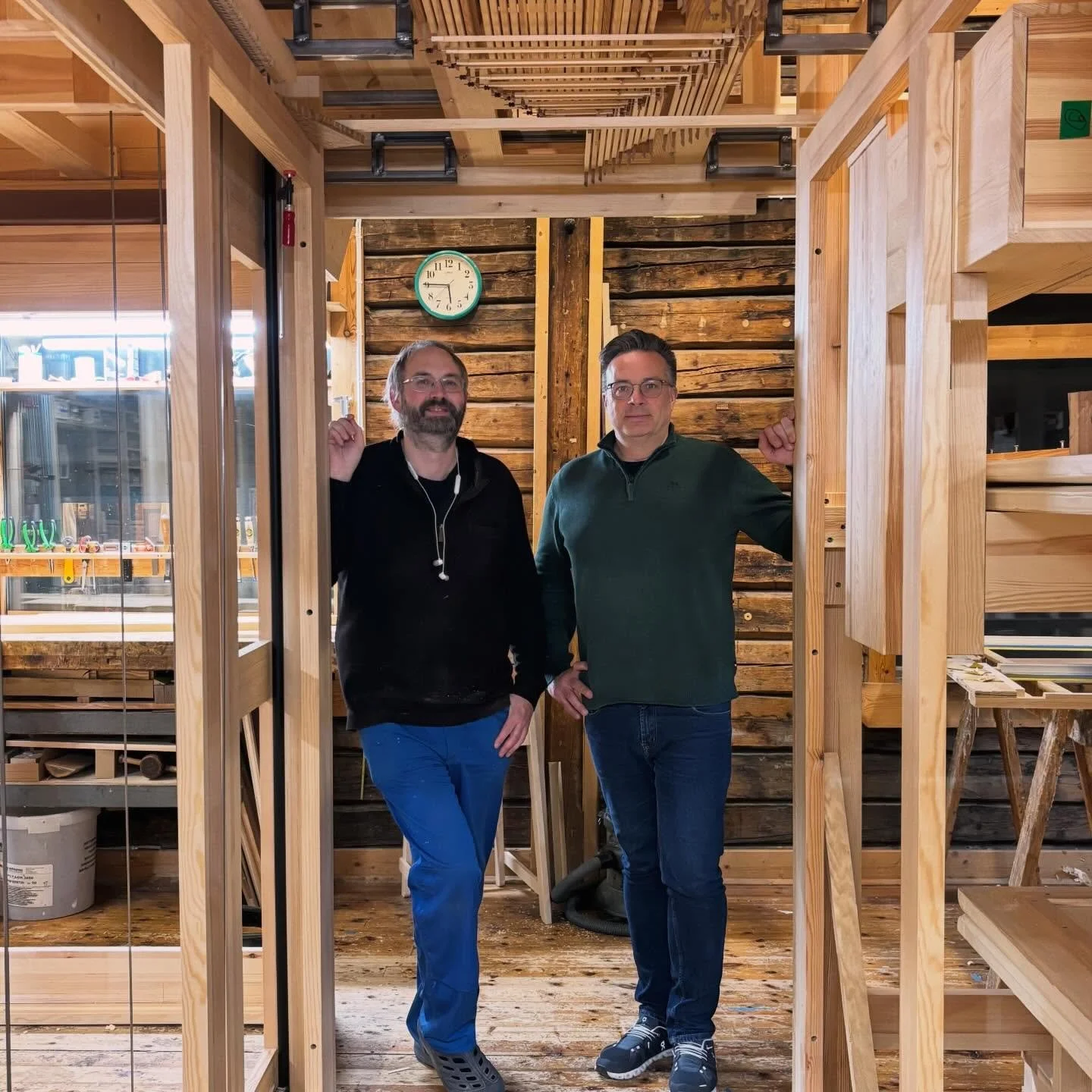 Orgelhusets underhus huser b&aring;de belger, vifte, mekanikk, elektronikk, noteskap og  passasje gjennom instrumentet for korsangere og organist. (05.11.2025)