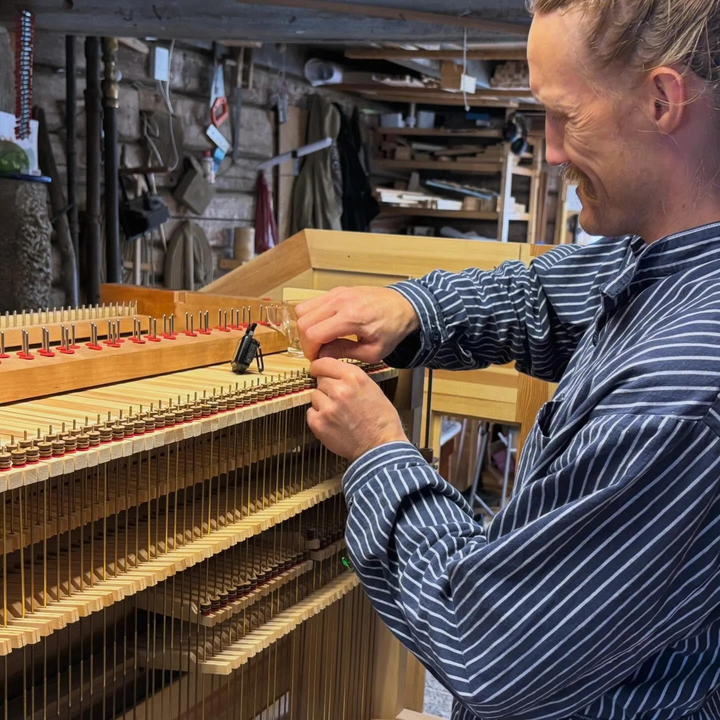 Orgelets traktur: Orgelbygger Hallvard abeider med et intrikat system av tangenter, koplinger, vinkler, vellebrett, abstrakter og ventiler som slipper luft i de rette orgelpipene n&aring;r organisten spiller.