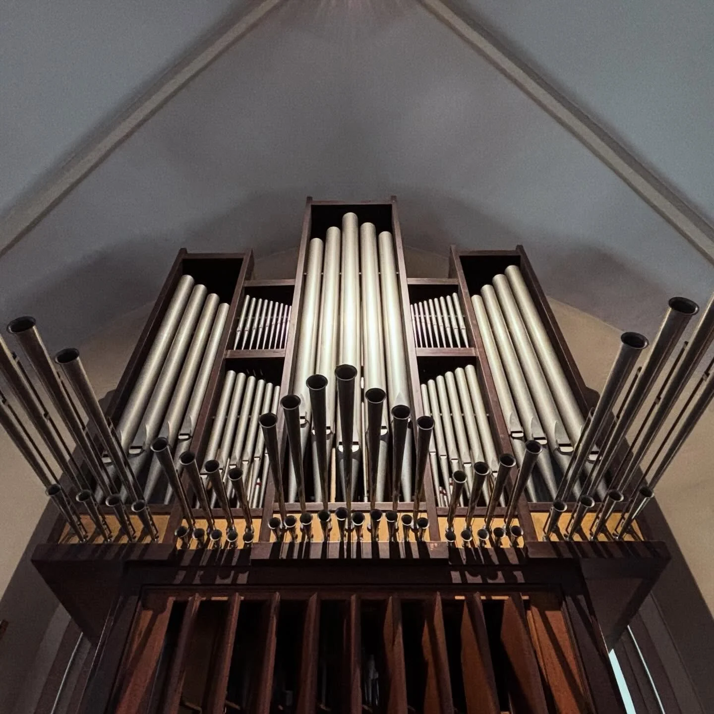 Det gamle orgelet ble demontert av Espen Selb&aelig;k i l&oslash;pet av de f&oslash;rste dagene i september 2025.