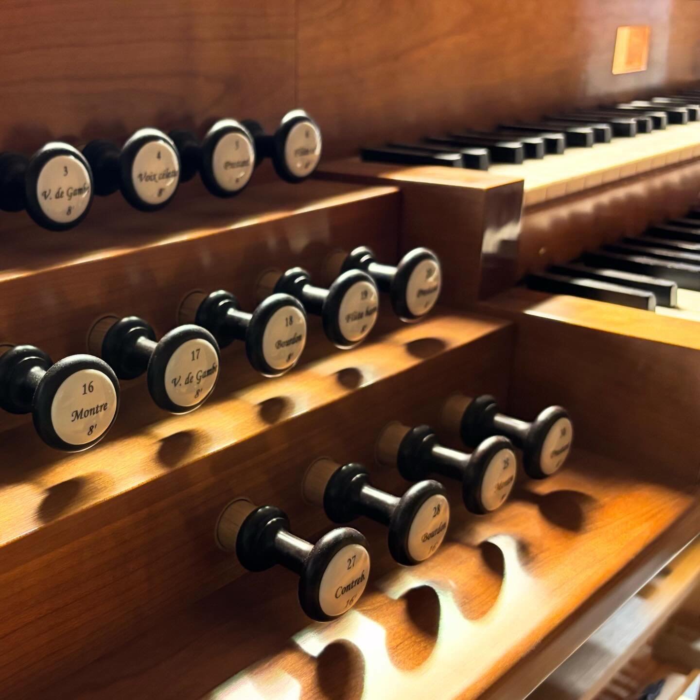 Et helt orkester! Med registertrekk velger organisten hvilket instrument i orgelet som skal spille. L&aelig;r mer om instrumentene her: olavsorgelet.no/disposisjon