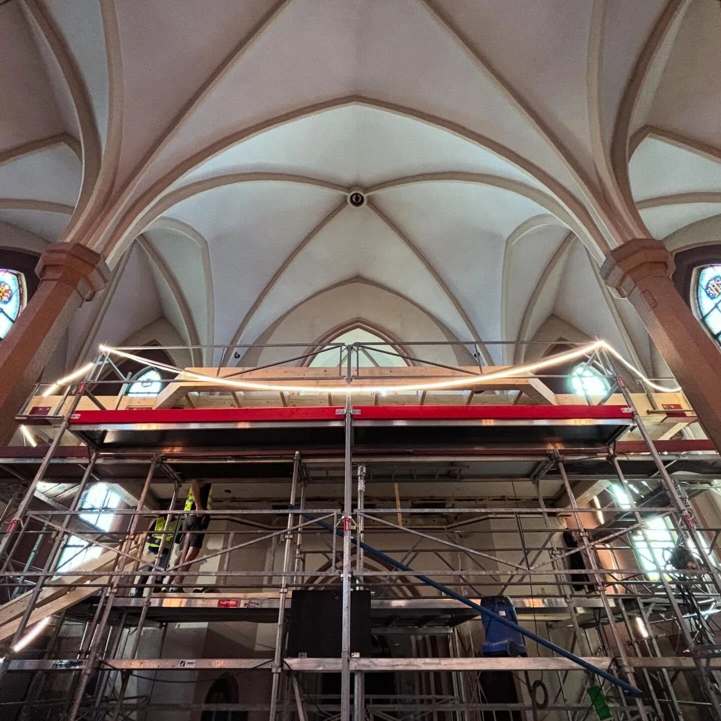 Galleriet i domkirken blir noe utvidet og f&aring;r en ny og vakker galleribrystning utformet av arkitekt Tor-Magnus Horten.