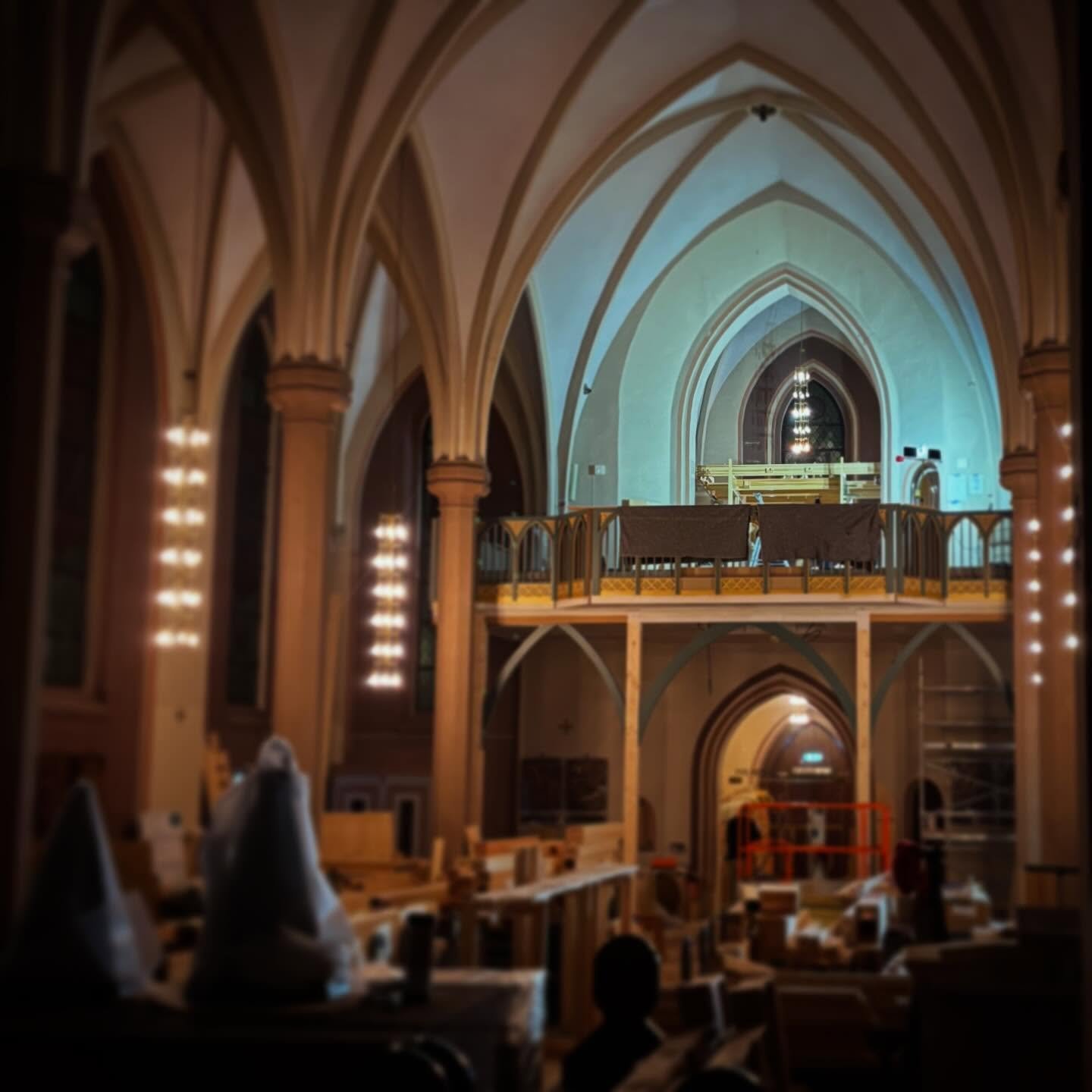 S&aring; er arbeidene p&aring; galleriet i gang! F&oslash;rste orgelpipe er p&aring; plass ved glassmaleriet av Sancta Cecilia som er orgelbyggernes skytshelgen.