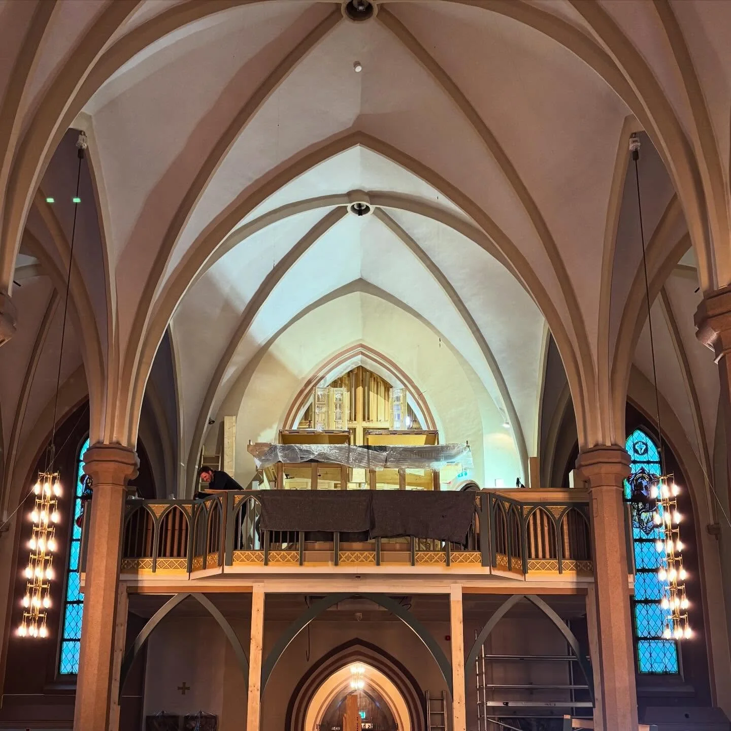 Orgelhuset vokser p&aring; galleriet i domkirken. Belgene &ndash; lungene i orgelet &ndash; er p&aring; plass i sokkelen og svellverket tar form.