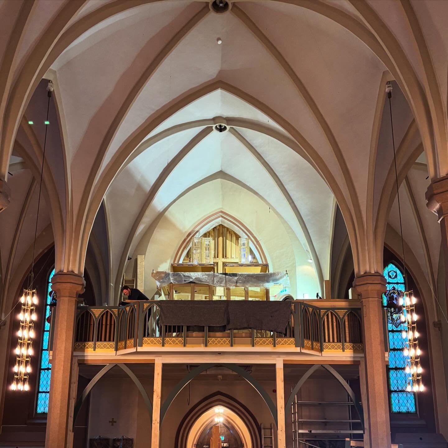 Orgelhuset vokser p&aring; galleriet i domkirken. Belgene &ndash; lungene i orgelet &ndash; er p&aring; plass i sokkelen og svellverket tar form.