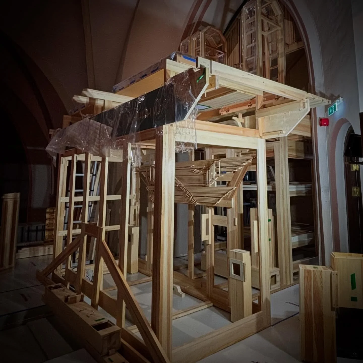 I St Olav domkirke vokser orgelets hovedverk og fasade! Innvendig kommer mekanikken mer og mer p&aring; plass. Snart fylles orgehuset av piper av alleh&aring;nde slag.