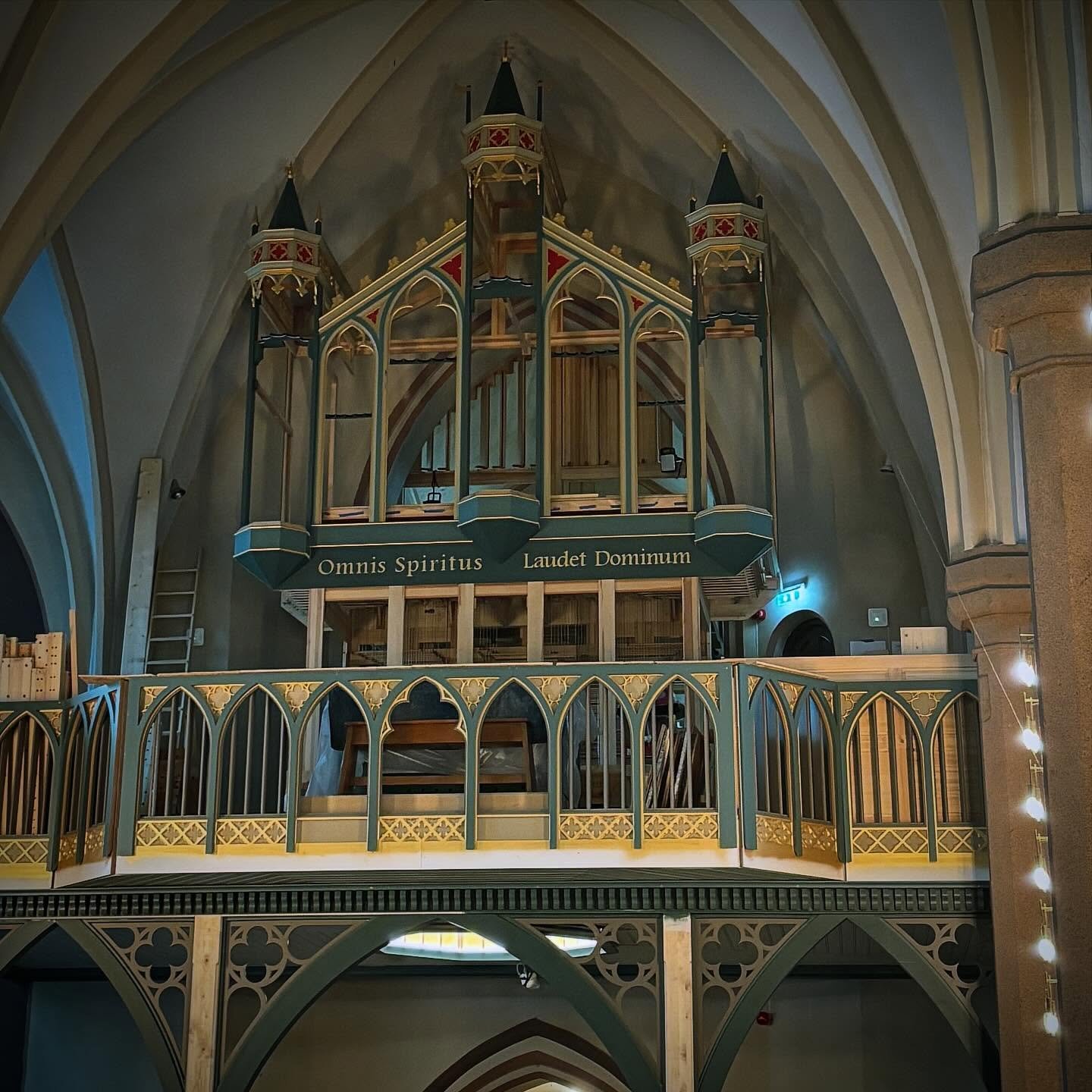 Signa s&oslash;ndag! N&aring; er orgelets spillebord kommet p&aring; plass og detaljer i orgelfasaden og p&aring; orgelgalleriet trer frem.