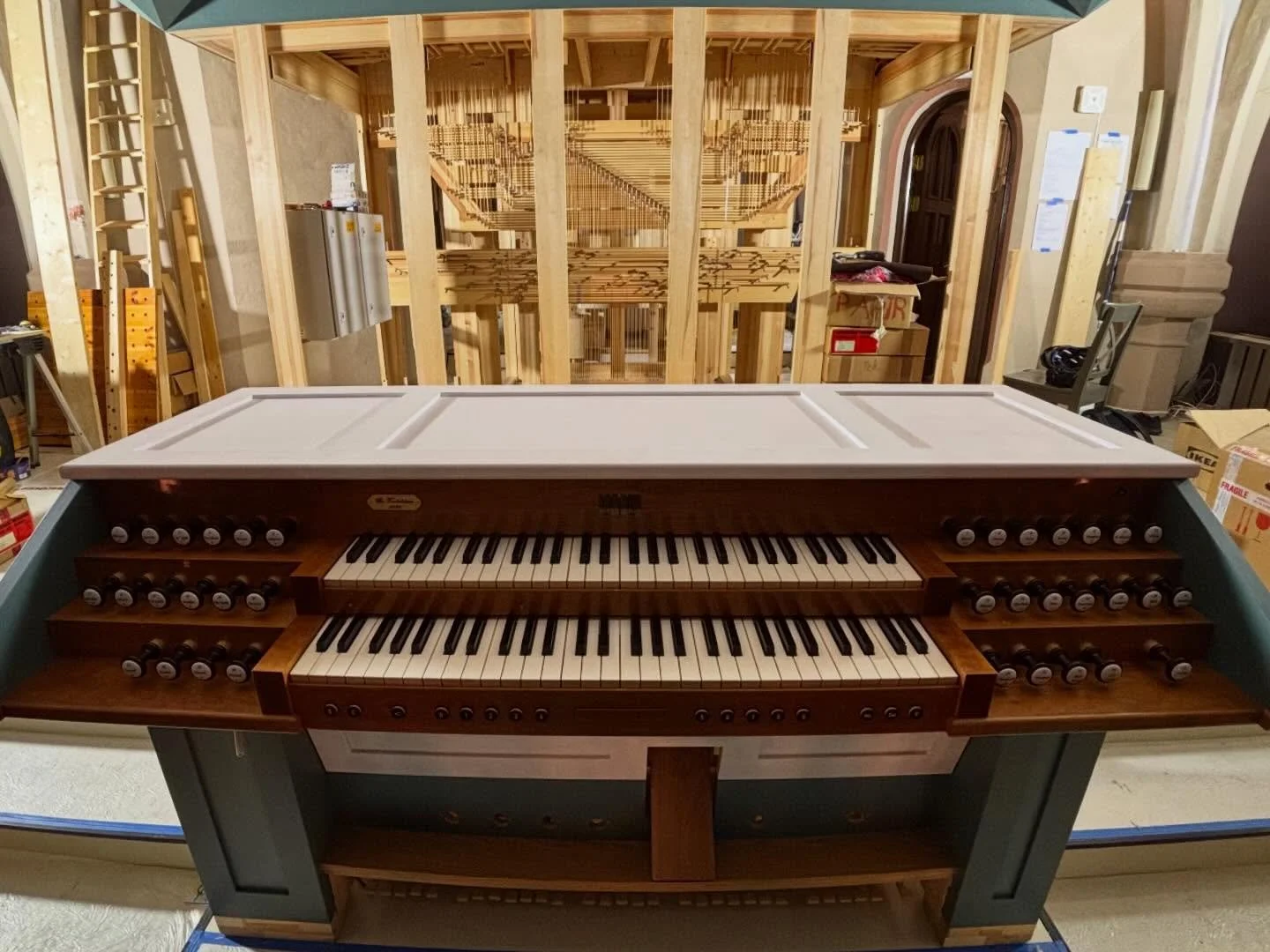 Olavsorgelets &laquo;cockpit&raquo; - spillebord er p&aring; plass og den intrikate mekanikken mellom tangenter, pedaler og registertrekk og orgelpipene er under montering.