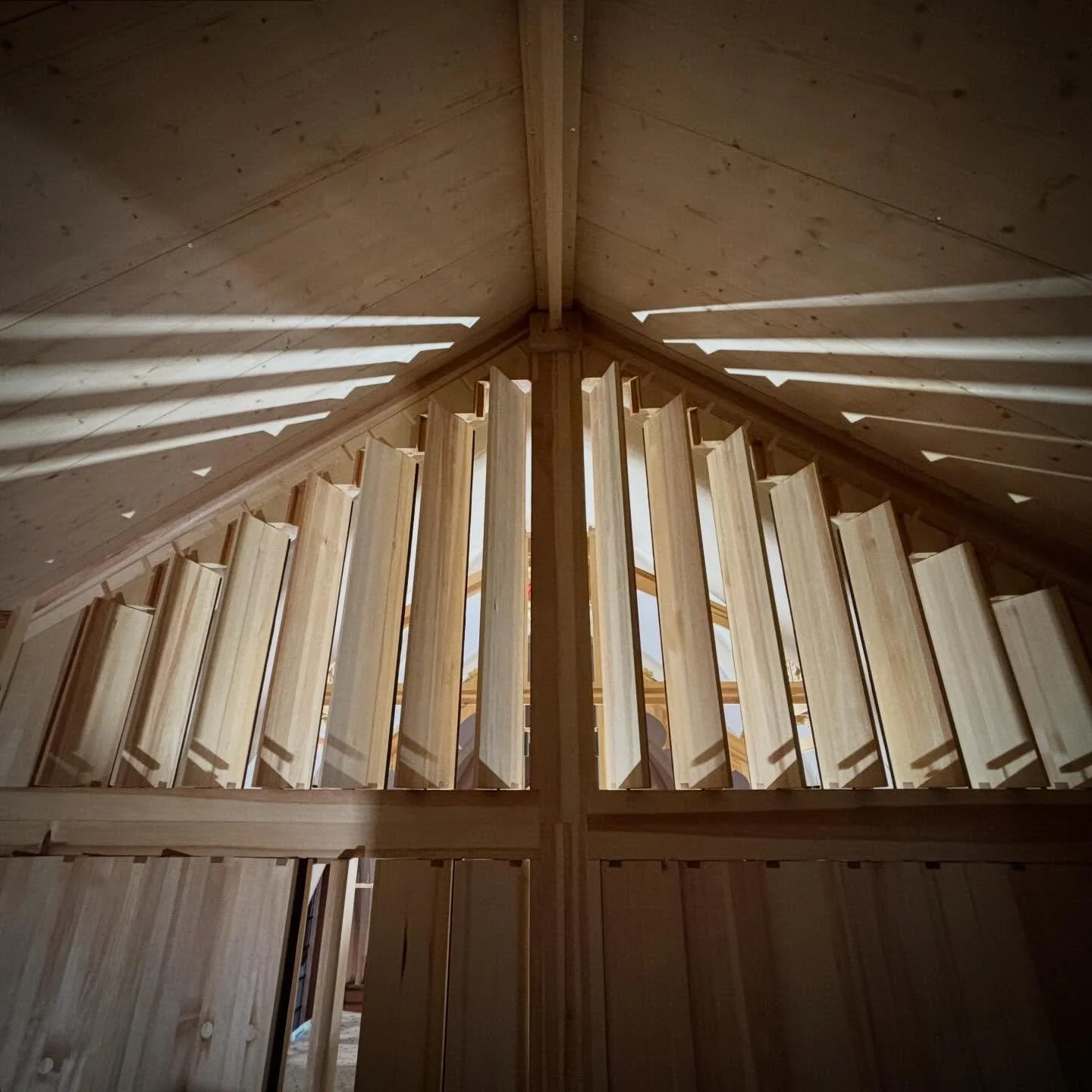 Utsikten innenfra i Olavsorgelet f&oslash;r instrumentet fylles med orgelpiper av alleh&aring;nde slag!