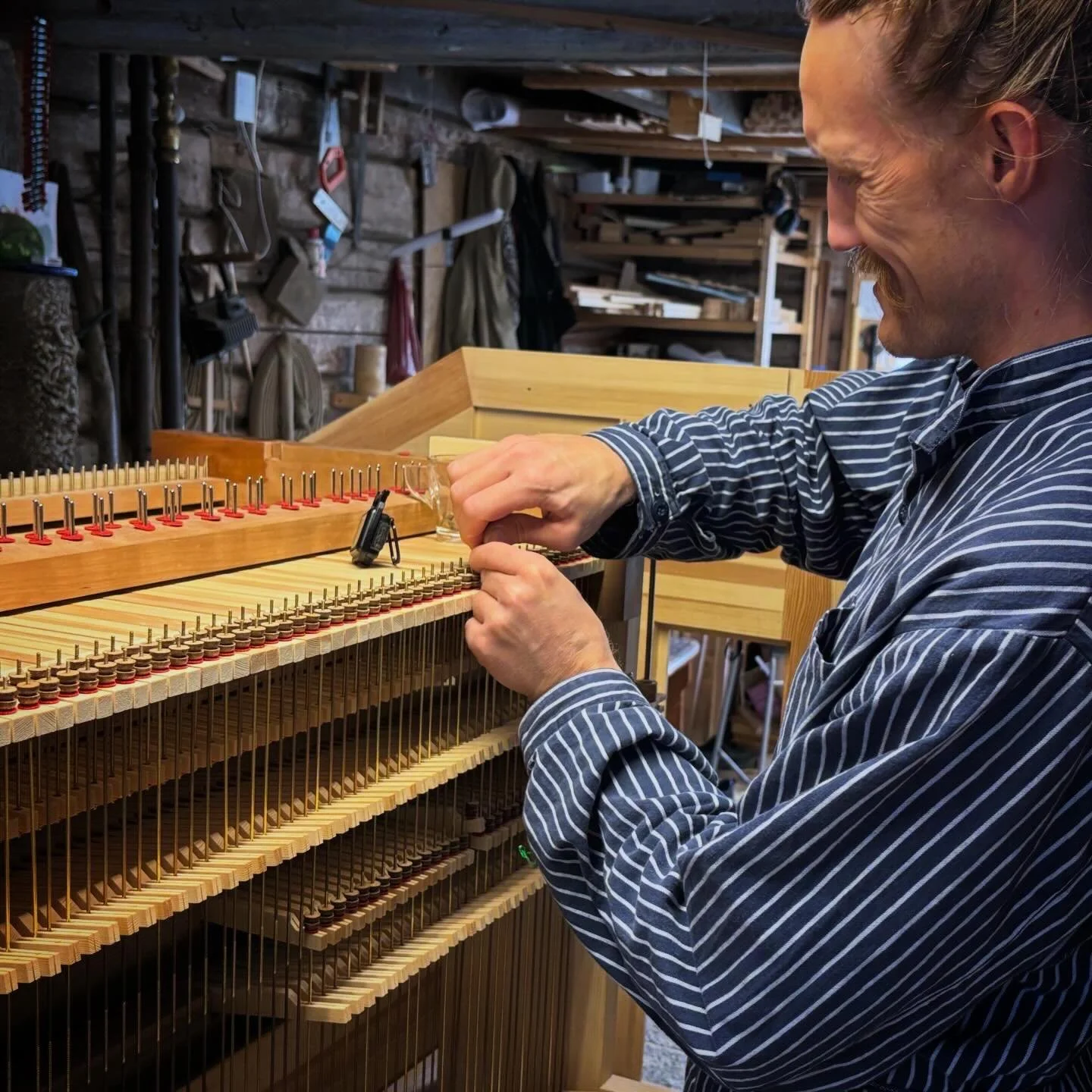 Olavsorgelets traktur best&aring;r av flere tusen store og sm&aring; elementer. Spillebordmekanikken, de mange og lange trelistene som kalles abstrakter, veller og vellebrett, tall&oslash;se vinkler og l&aelig;rmuttere, filtskiver og ventiler s&oslas