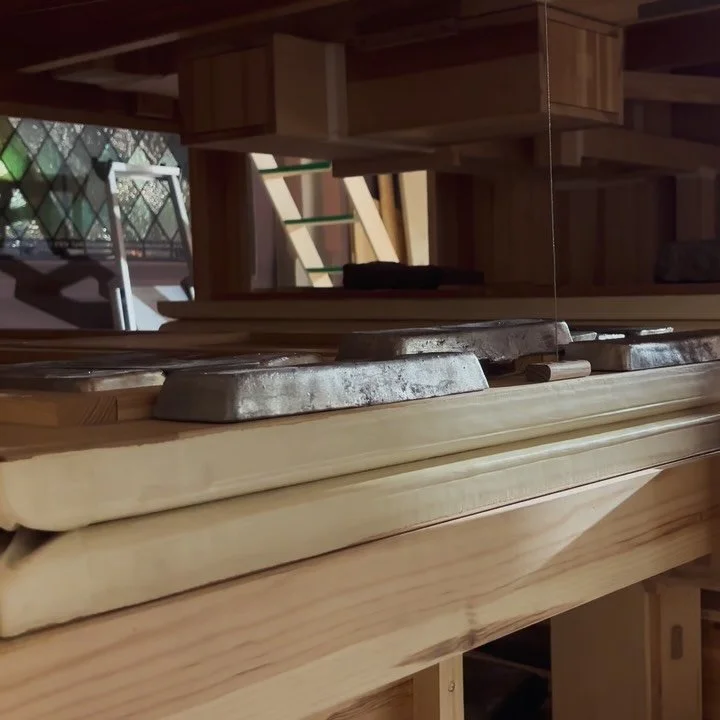 Olavsorgelets vindsystem best&aring;r av en motor som pumper luft via et komplisert system av belger og kanaler, vindlader og kondukter frem til de mer enn 1700 orgelpipene!