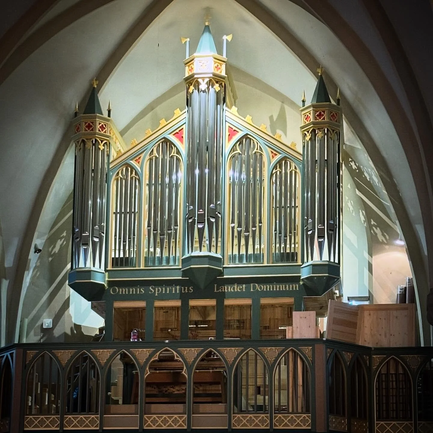 OMNIS SPIRITUS LAUDET DOMINUM &ndash; ALT SOM HAR &Aring;NDE, LOVPRIS HERREN, st&aring;r det p&aring; orgelfasaden. En etter en flytter orgelpipene n&aring; inn i orgelhuset.  S&aring; skal de intoneres og tilpasses St. Olav domkirkes akustikk av org