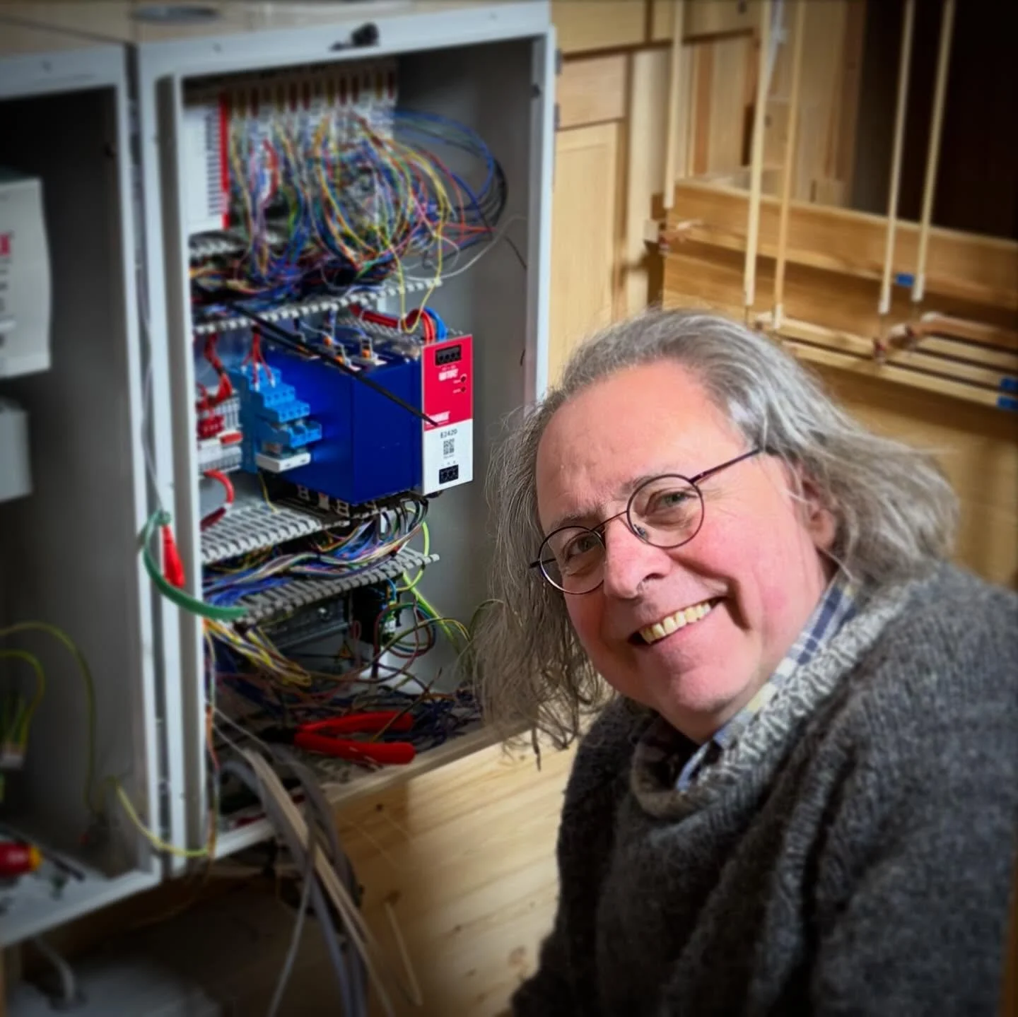 Andreas Seul monter elektronikken for Olavsorgelets register- og frikombinasjonssystem. Dette er hjelpemidler slik at organistene hurtig kan velge blant orgelets ulike instrumenter og klangkombinasjoner.