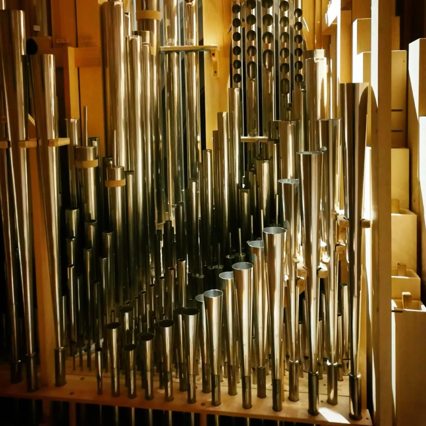 Orgelpipene l&aelig;rer &aring; synge. Les mer om orgelbyggerne som arbeider natt og dag frem til vigslingen av Olavsorgelet:
www.katolsk.no/nyheter/2026/03/orgelbyggeren-stemmer-olavsorgelet-det-er-godt-vaere-her-i-kirken-om-natten