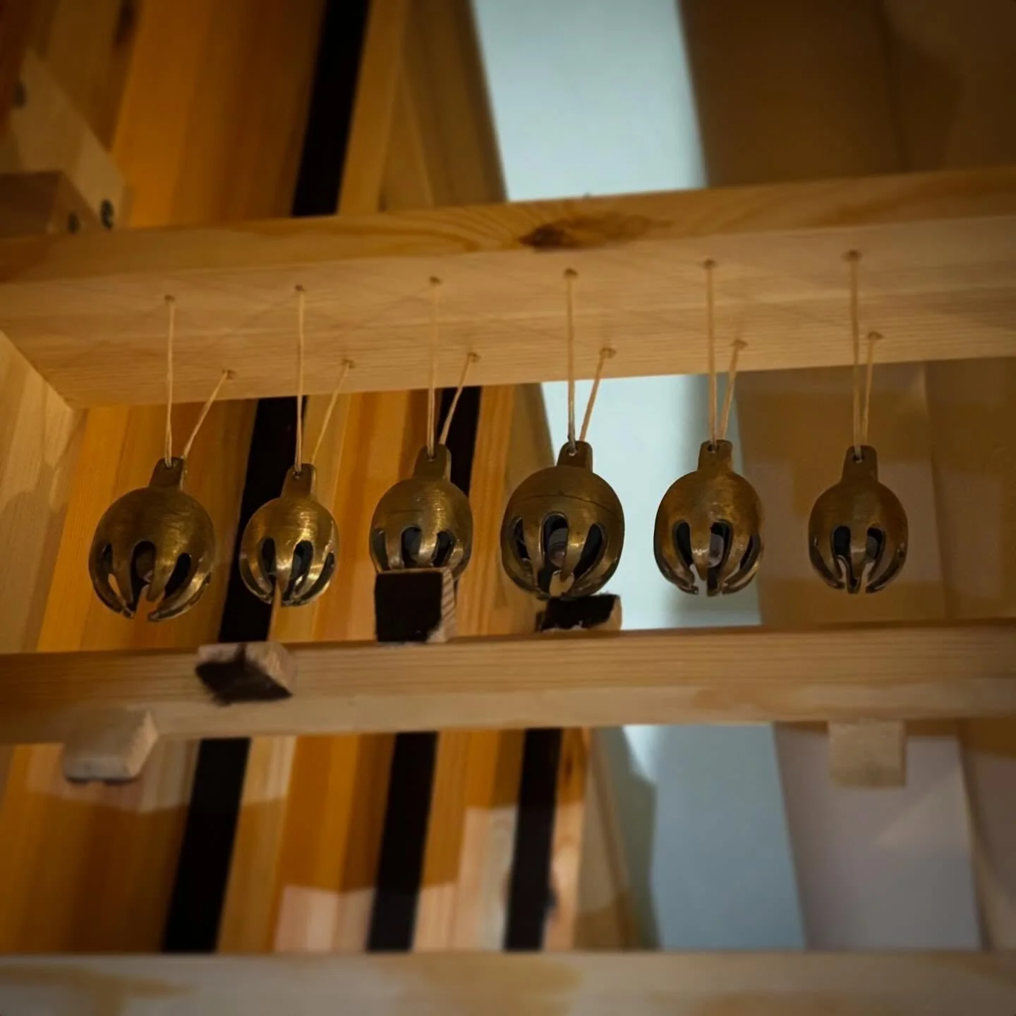 Olavsorgelets lille charmeur; CARILLON p&aring; plass i orgelhuset. Seks sm&aring; kloklokker lager liflig klang!