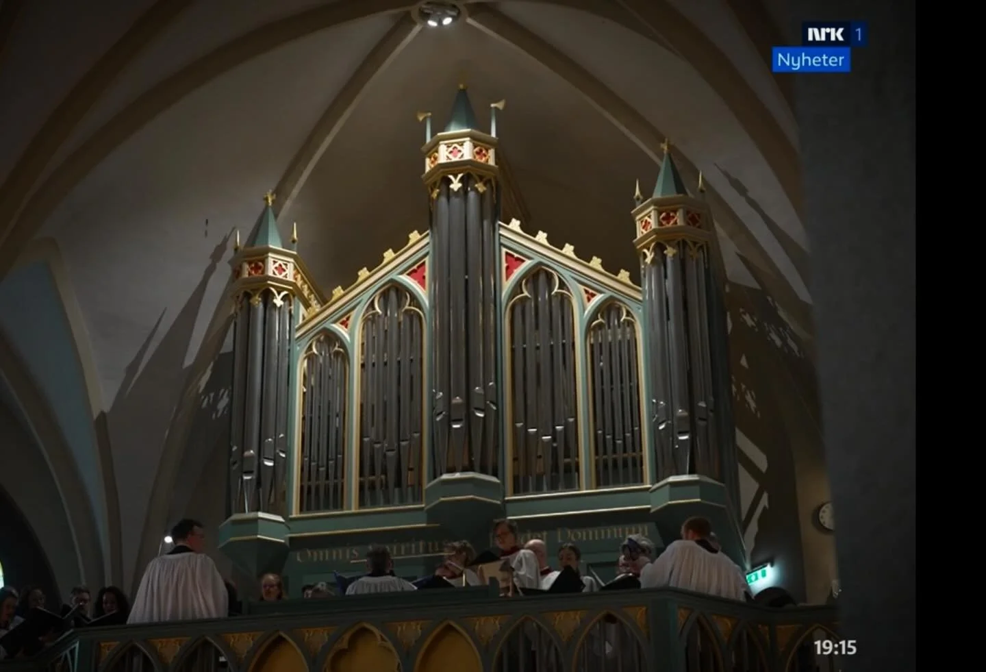 Gledelig p&aring;ske fra Olavsorgelet! Selveste Norsk rikskringkasting var til stede da biskop em. Bernt Eidsvig vigslet det nye orgelet.